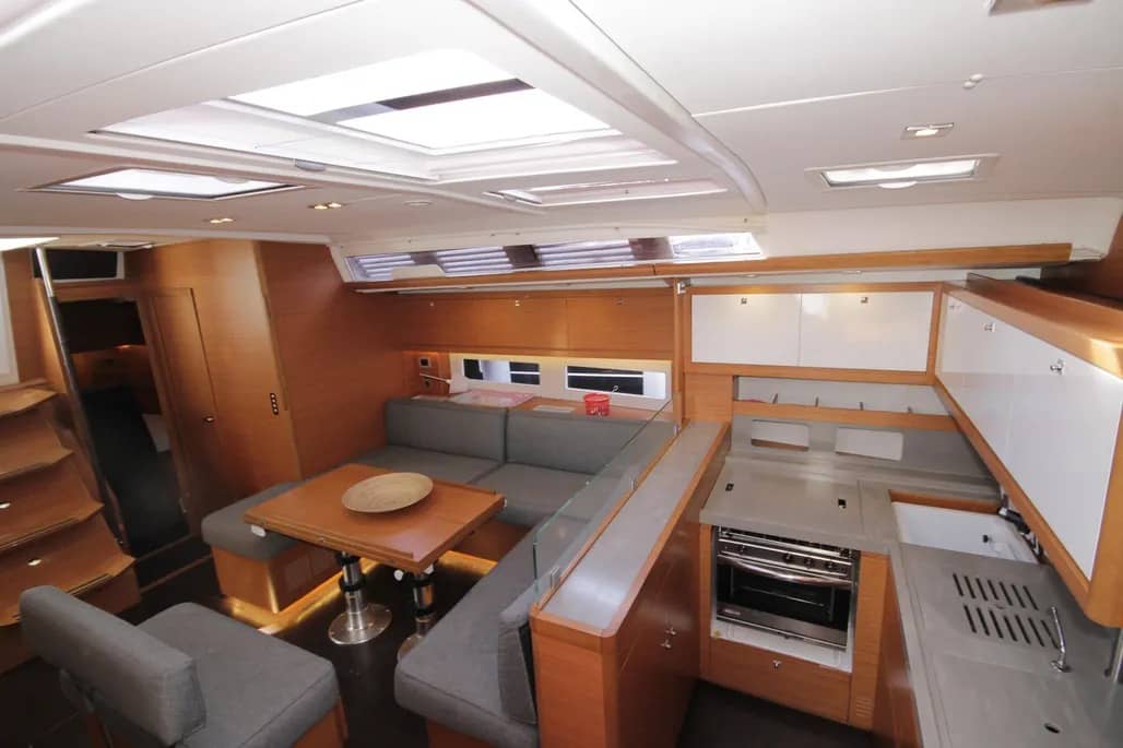 Salon in Grau und Holz auf dem Einrumpfboot Dufour 530.