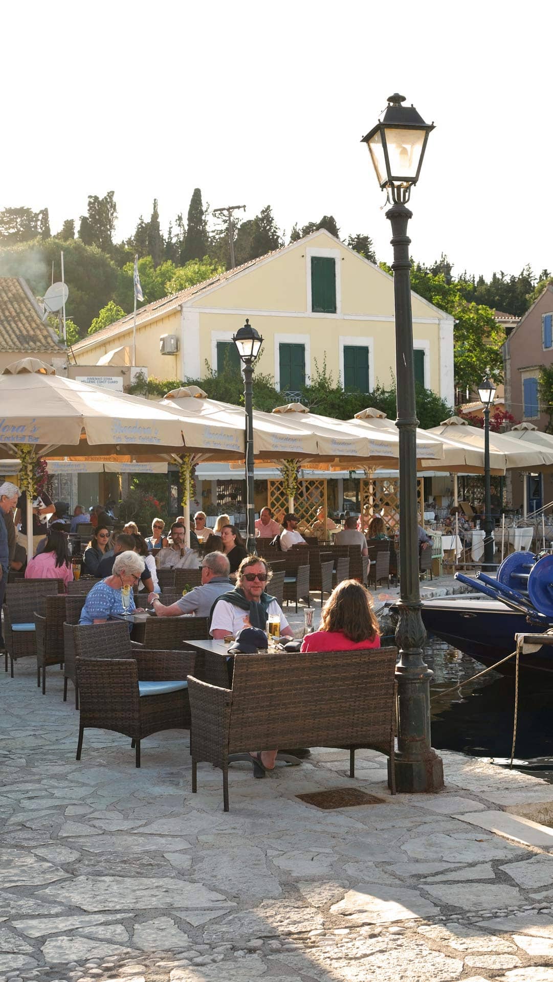 Restaurang i eftermiddagssolen i en grekisk by