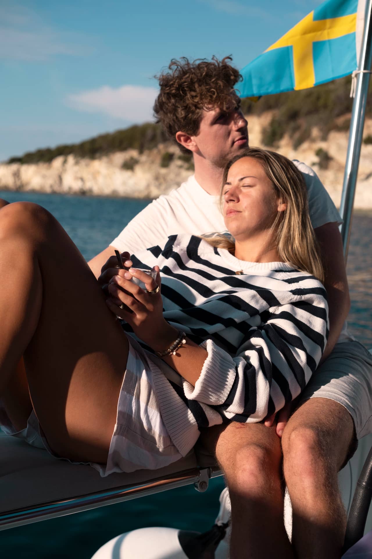 Ein Paar genießt die Zweisamkeit in der Morgensonne mit einer Tasse Kaffee.