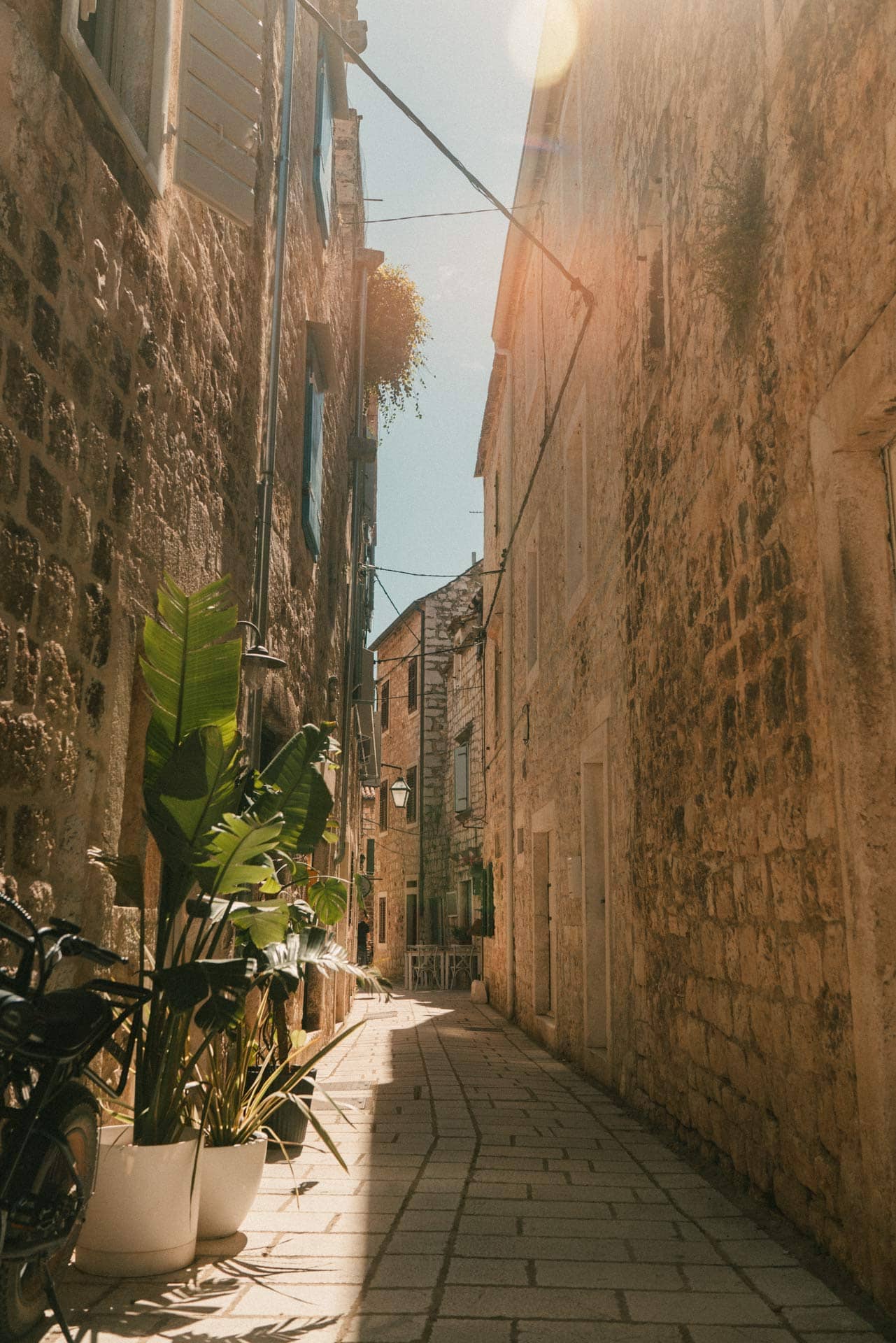 Mysig gränd i Stari Grad i Kroatien