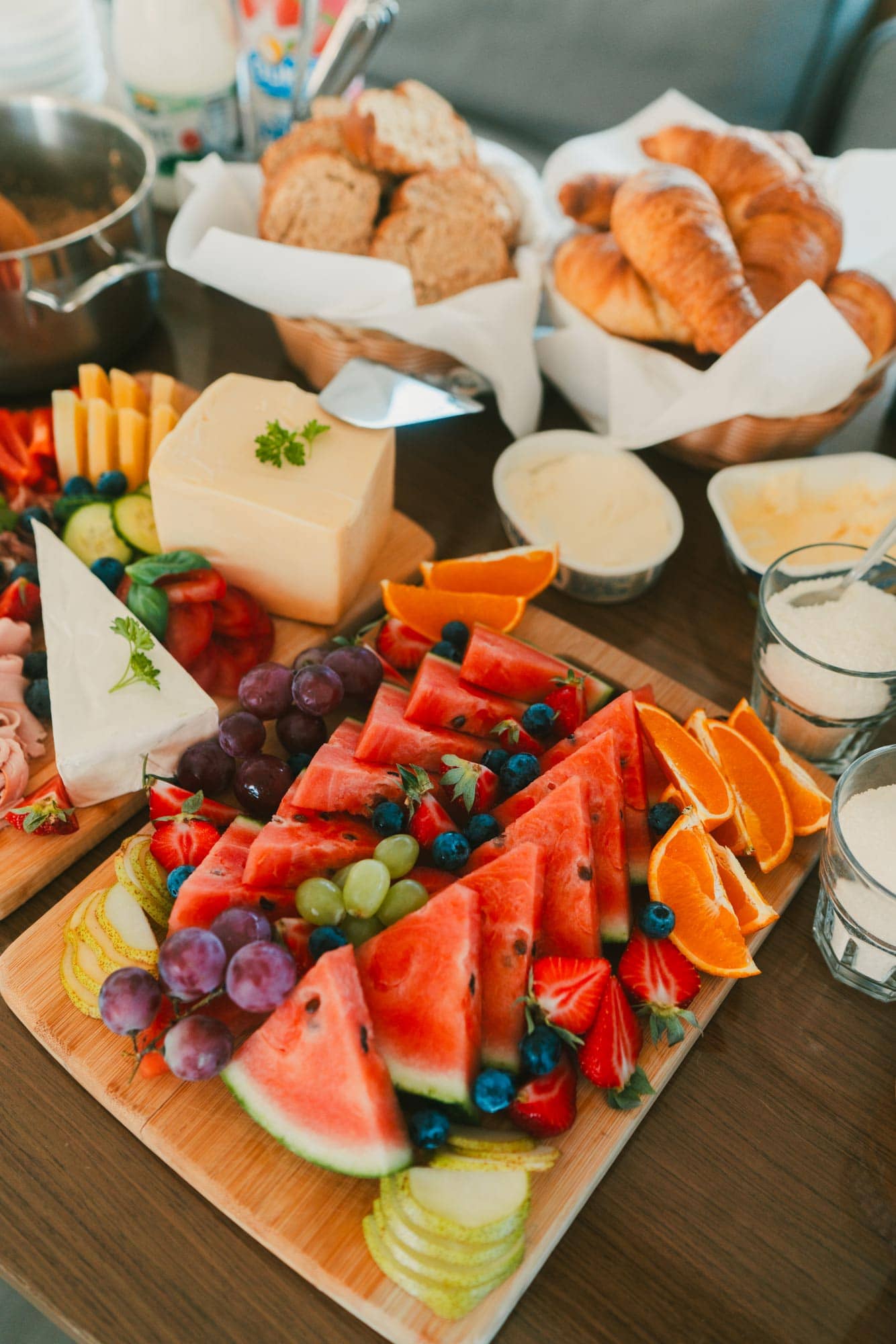 Ein gedecktes Frühstück mit Obst, Brot und Käse 