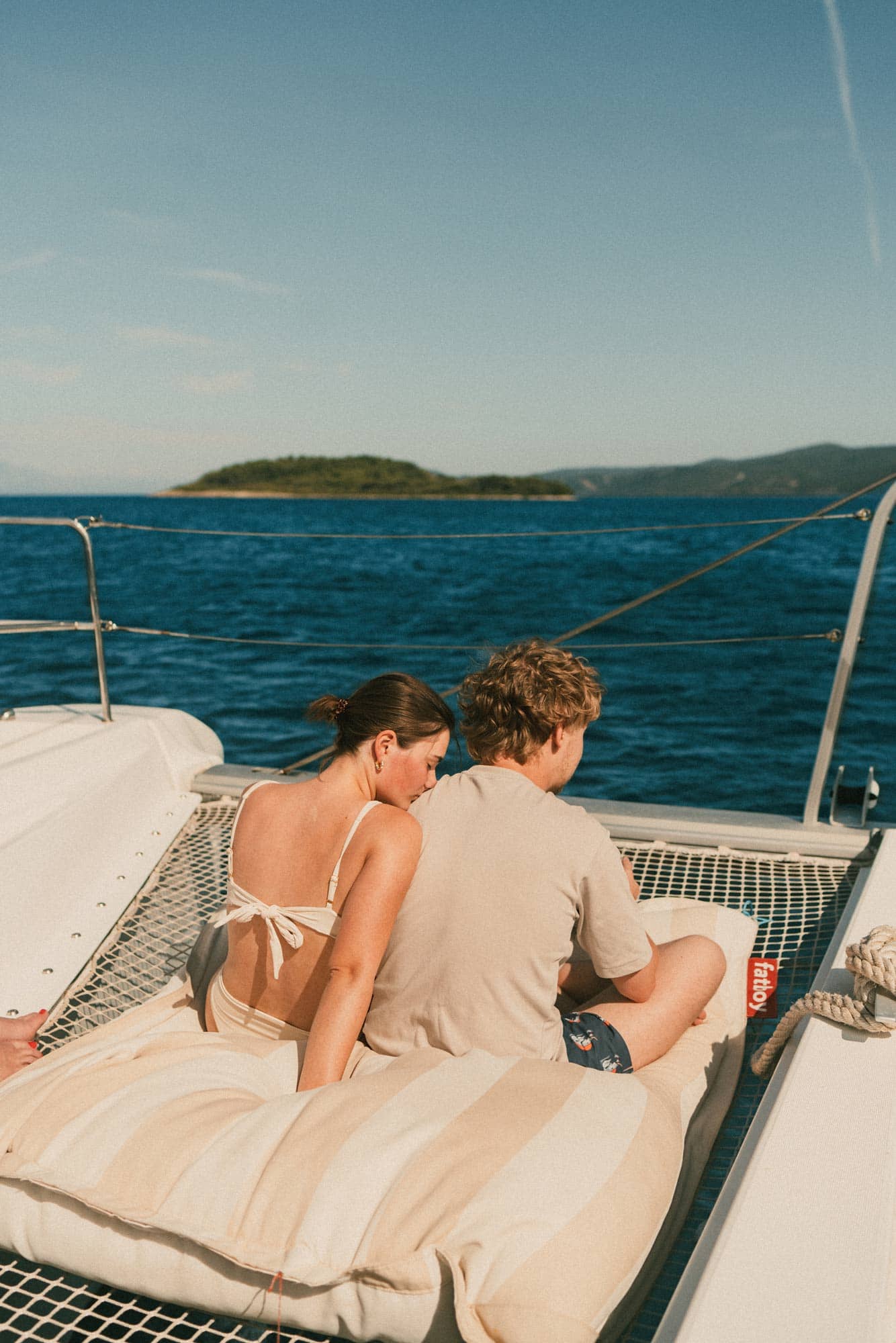 Ett par som njuter av havsutsikten på nätet fram på en katamaran