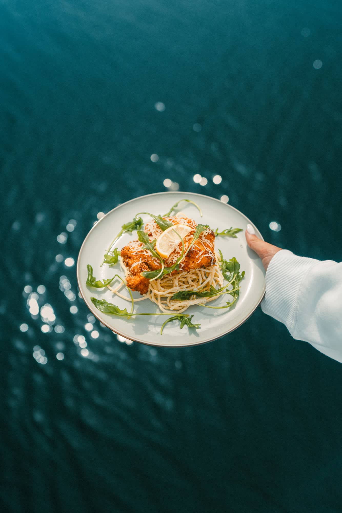 Uppdukat bord med friterad fisk och grönsaker för en fisk tacos