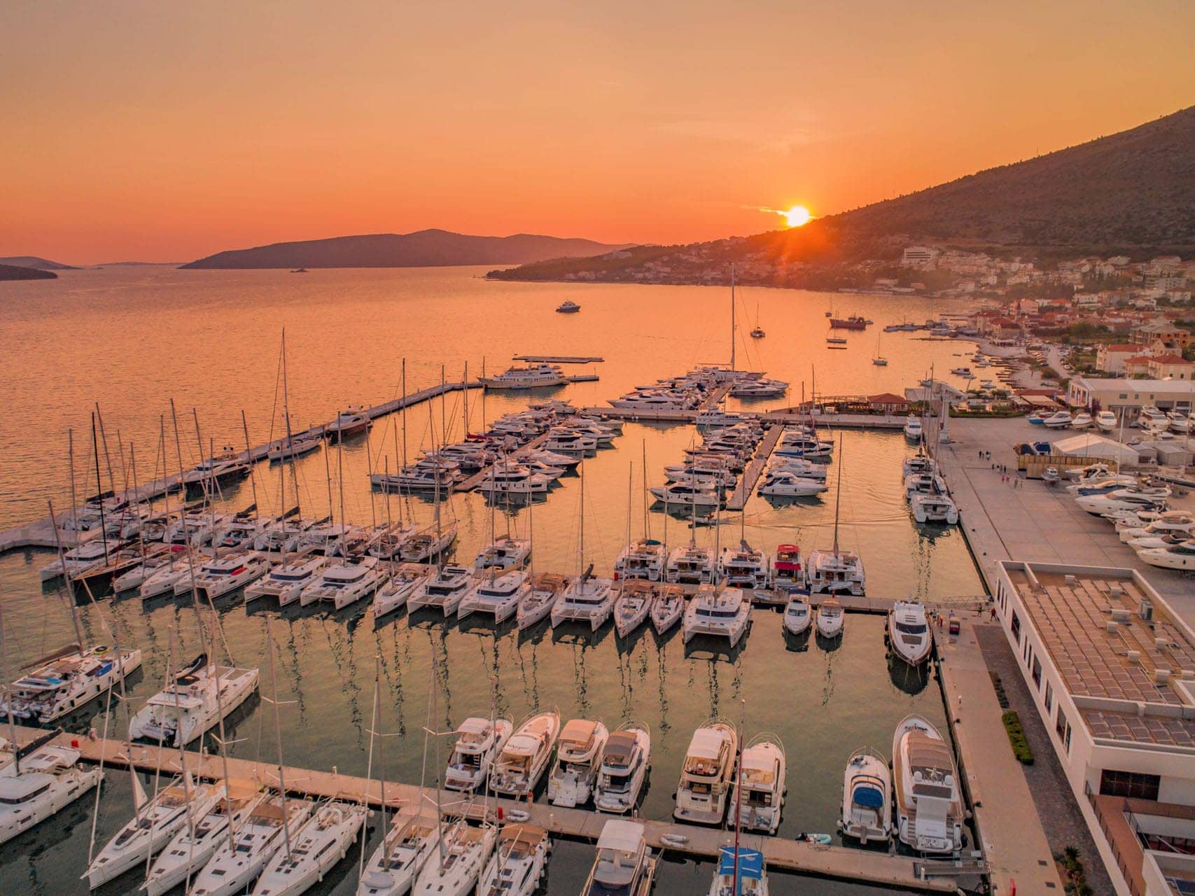 En marina i Trogir i solnedgången