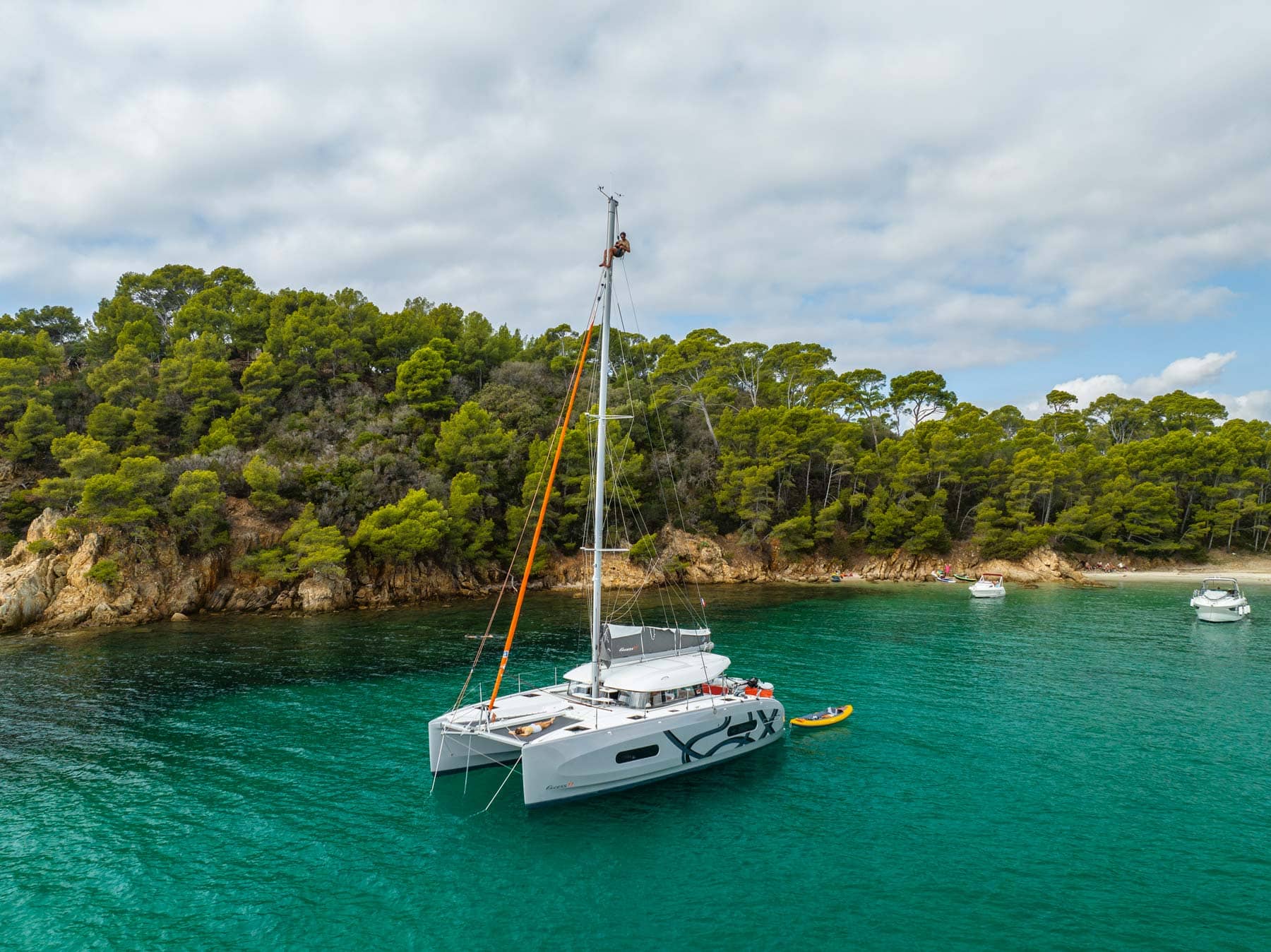 Katamaran som seiler i bølgene 