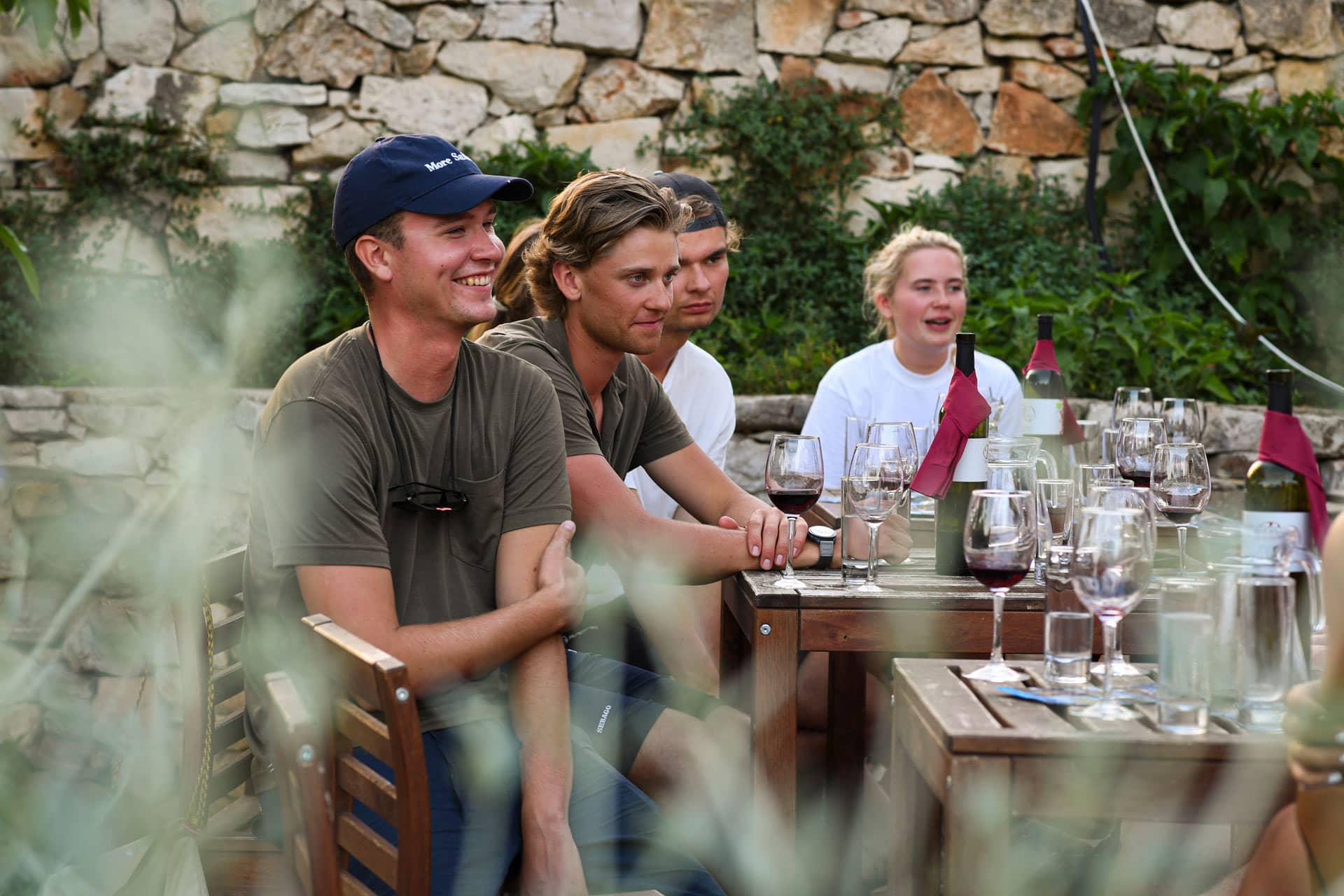 Gäste bei einer Weinprobe in Kroatien.