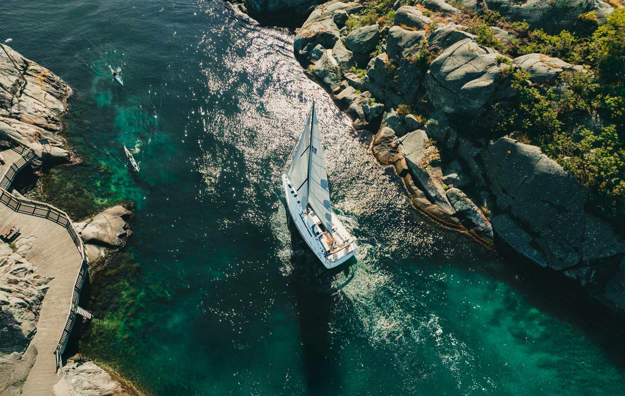 Segelyacht in einer engen, türkisfarbenen Passage.