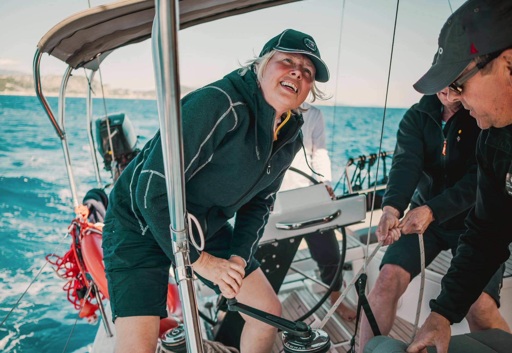 Deltagare på seglarkurs hjälps åt att hissa segel