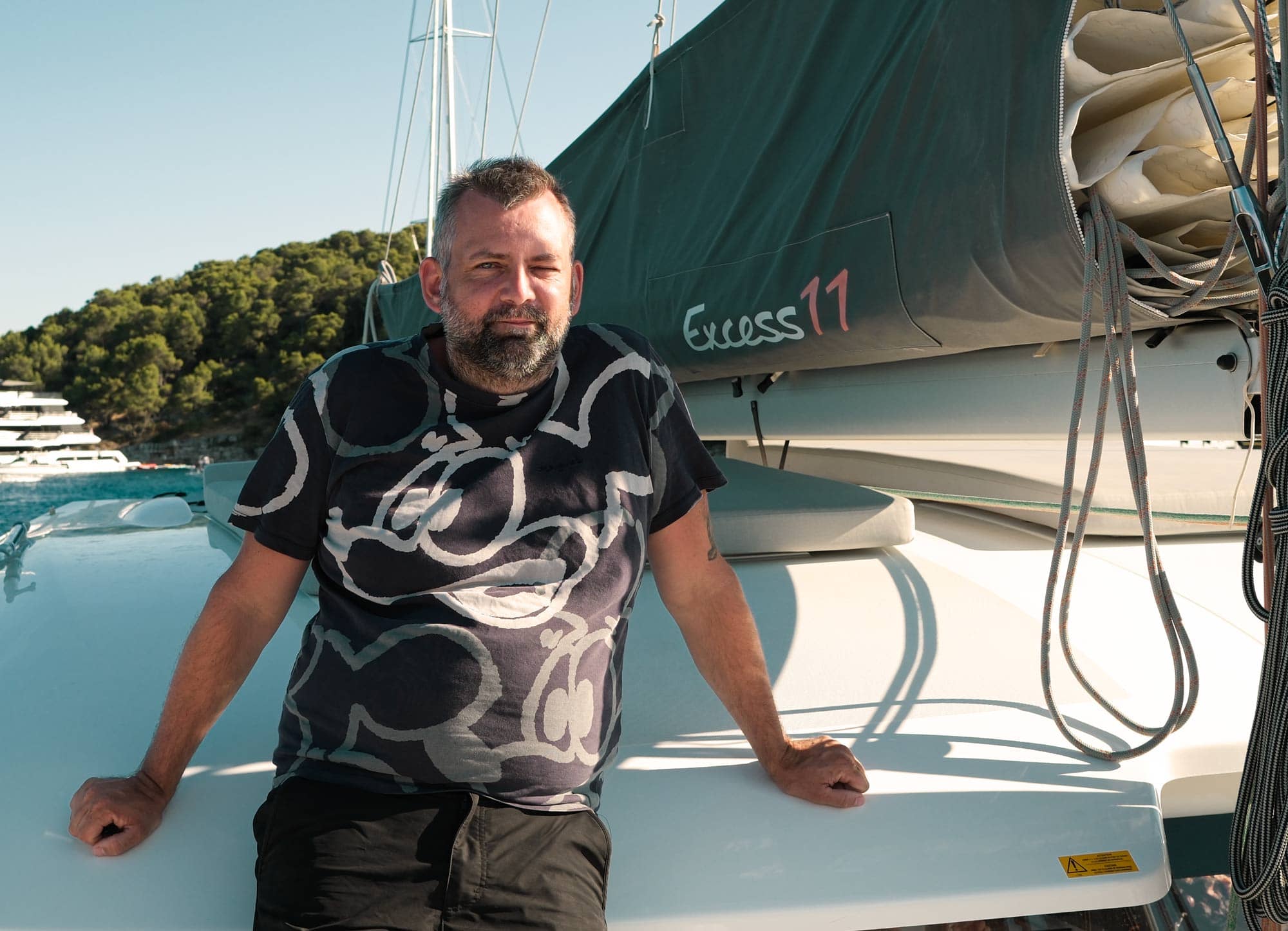 Bootsbesitzer Anders, steht auf seinem Boot, einer Excess 11