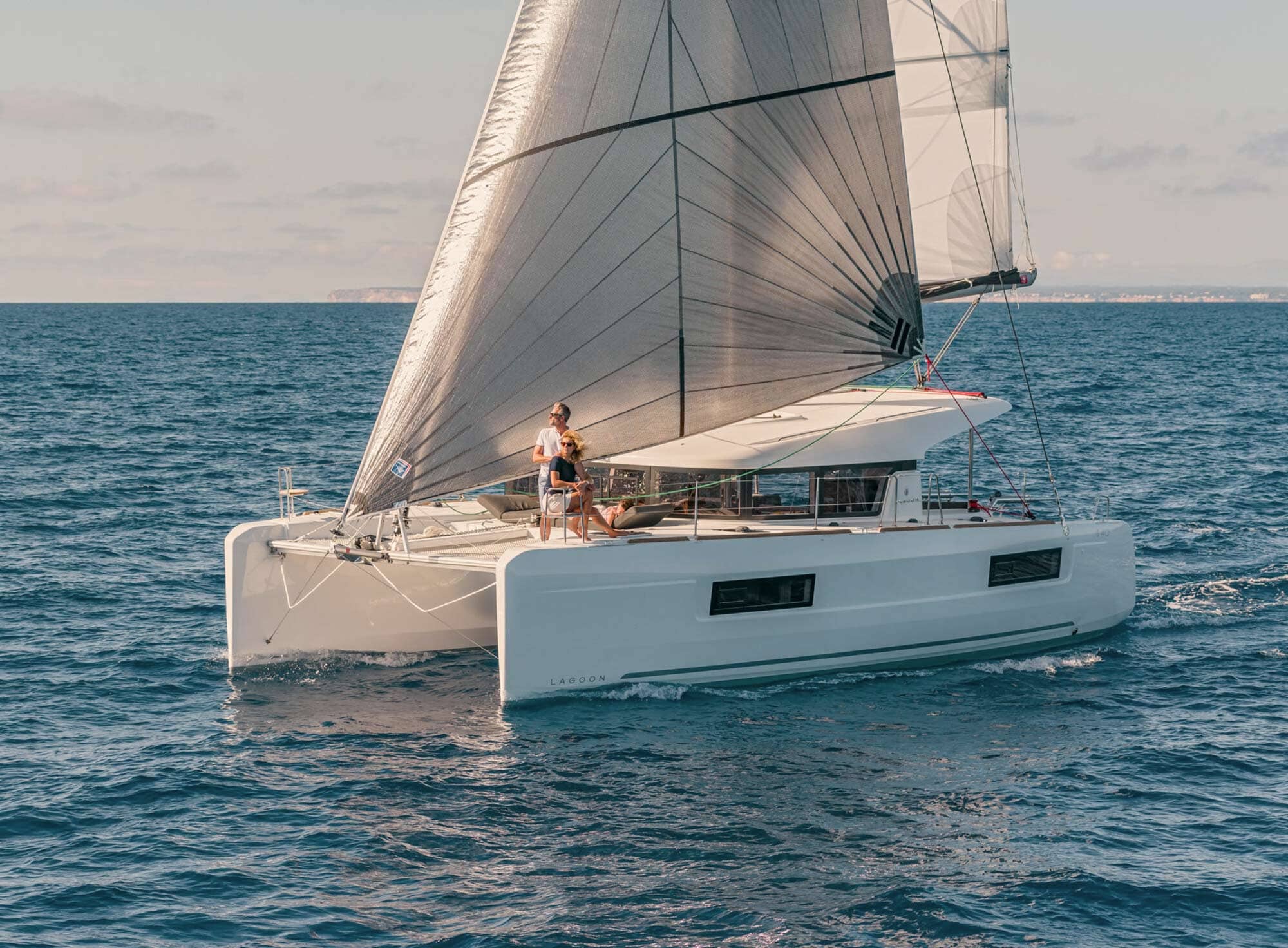 Paar an Bord der Segelyacht Dufour 530
