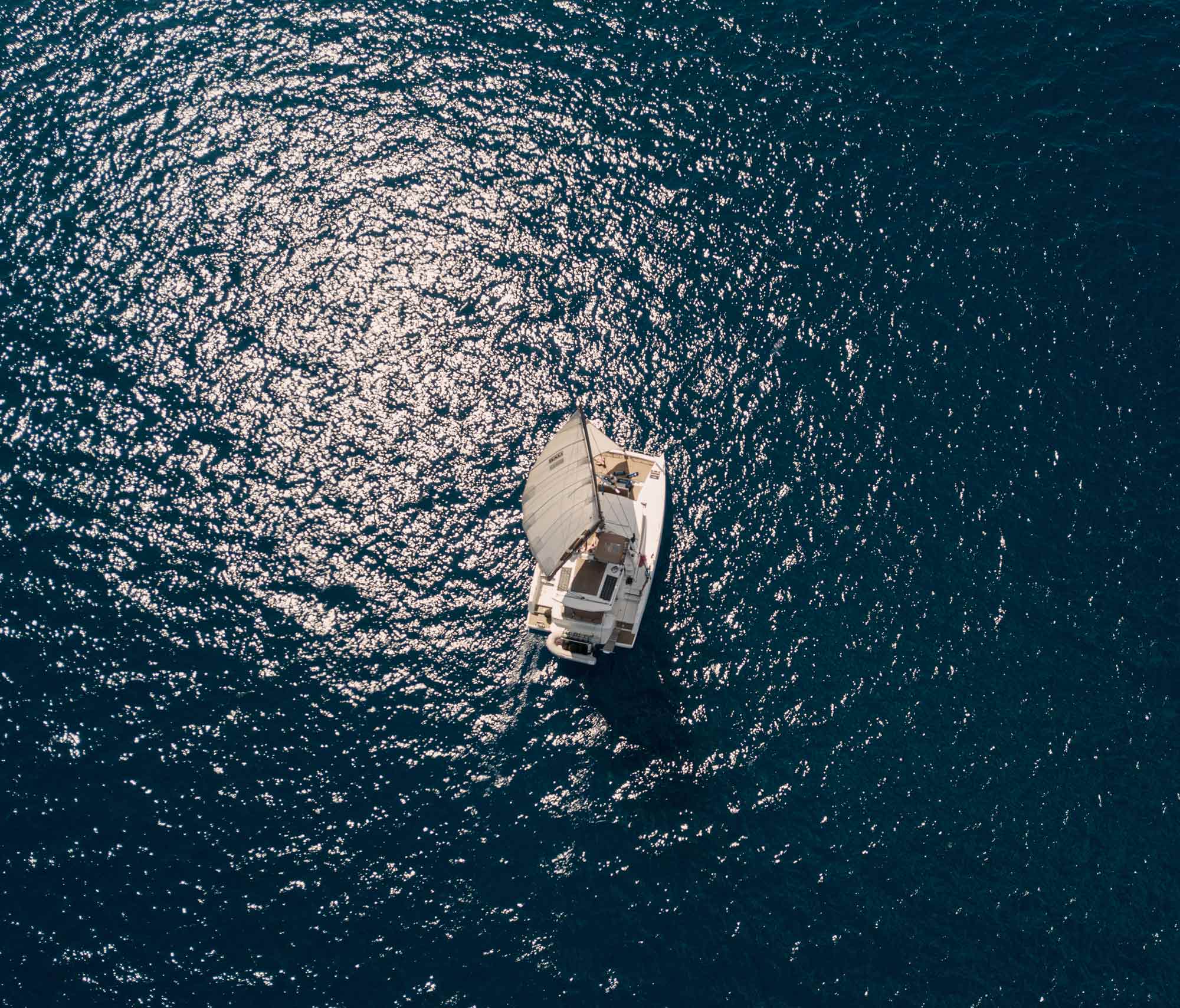 Katamaran des Herstellers Bali Catamarans. Segelt auf das Meer hinaus.