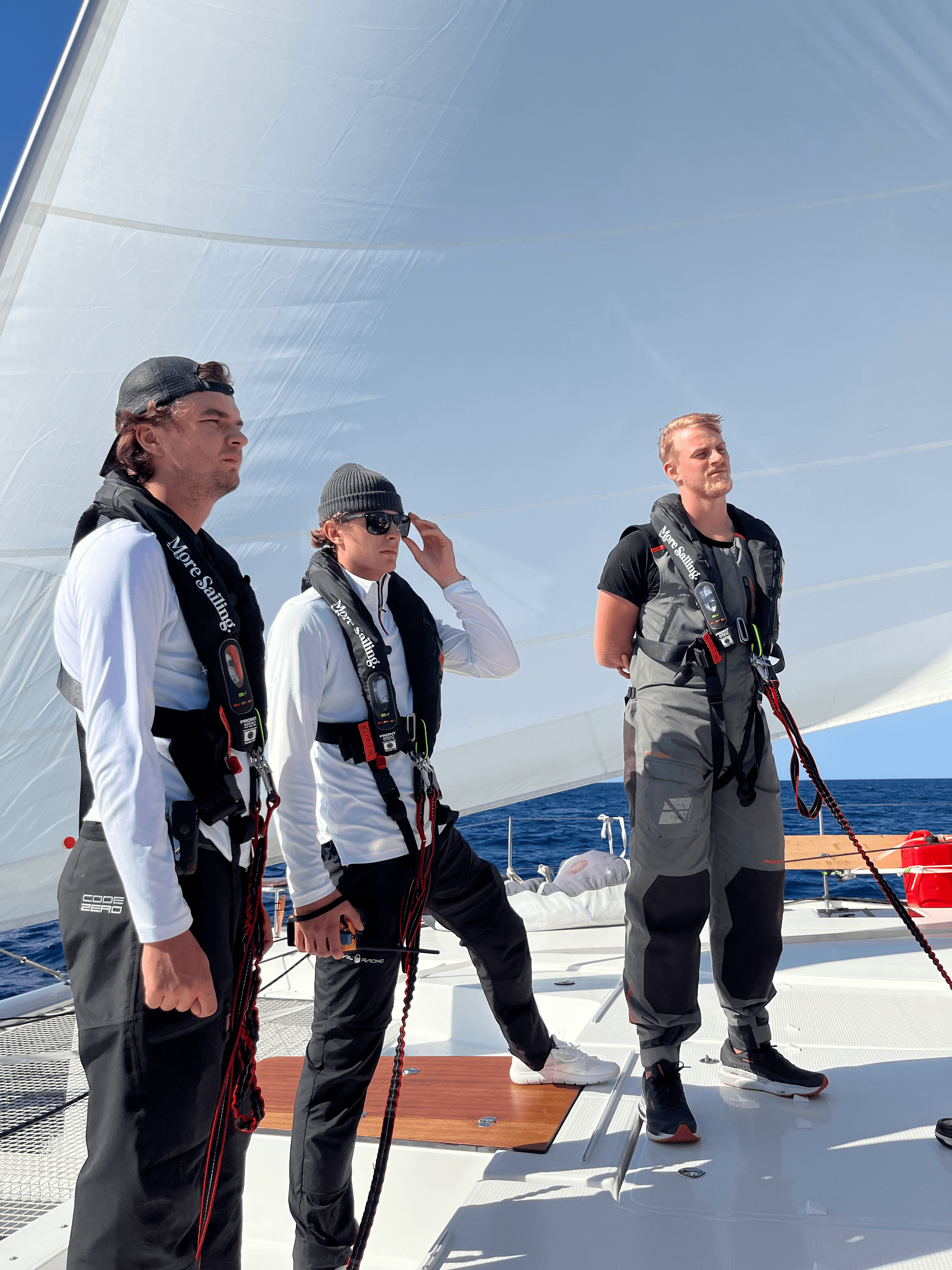 Tre i besättningen lyssnar till kursledare