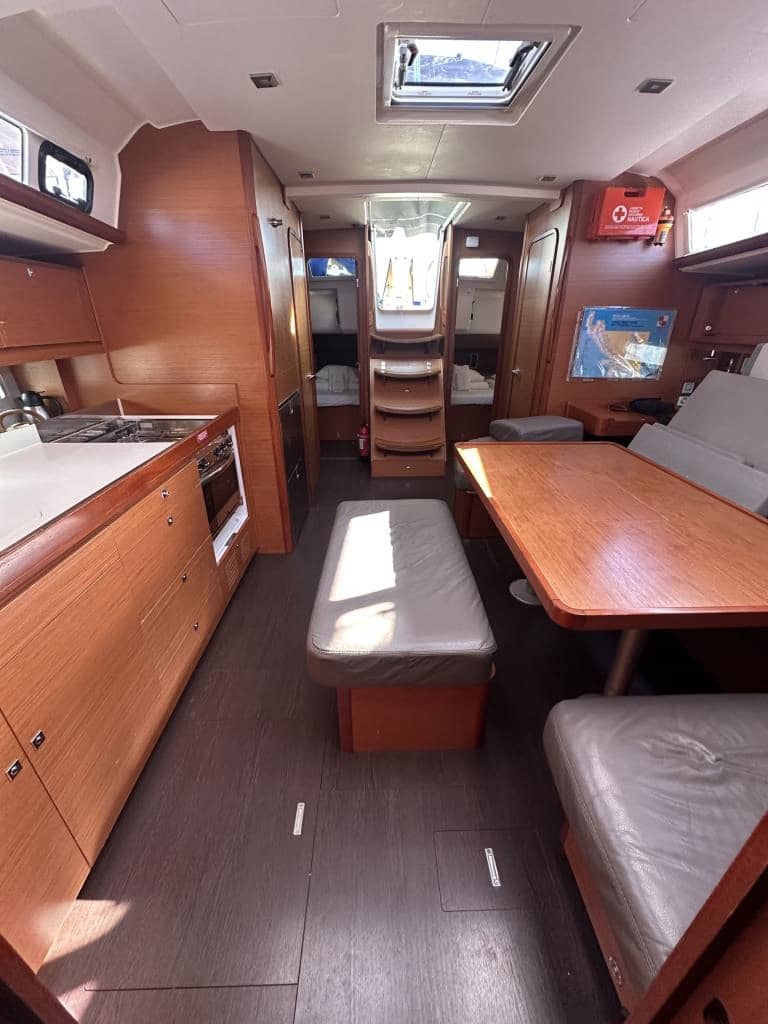 Salon an Bord des Einrumpfboots Dufour 530.