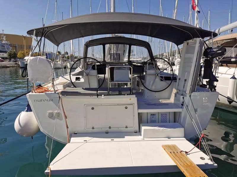 Heck mit Badeplattform und Gangway auf dem Einrumpfboot Dufour 530.