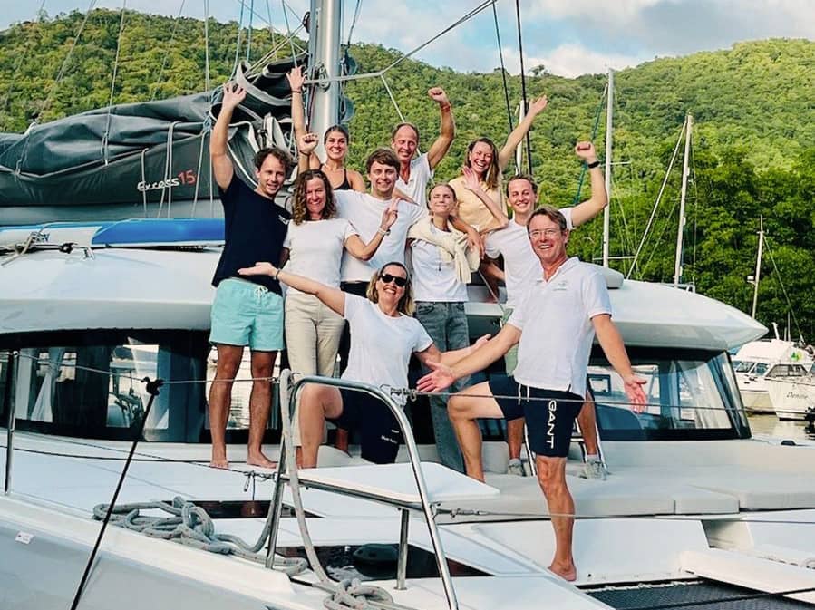 En bild i Karibien på en strand med palmer och en bild med en familj med värd och skeppare i Karibien