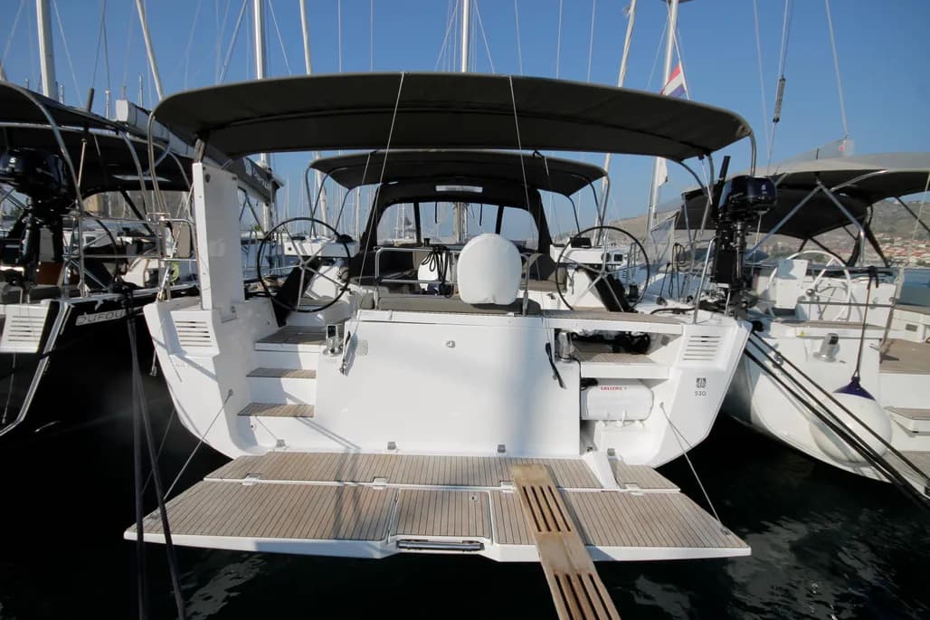 Swimming platform and view of the stern on the Dufour 530 monohull.