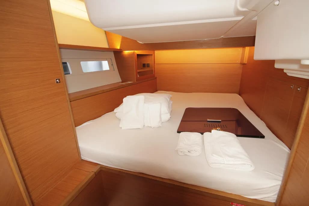 Double cabin on board the Dufour 530 monohull. 