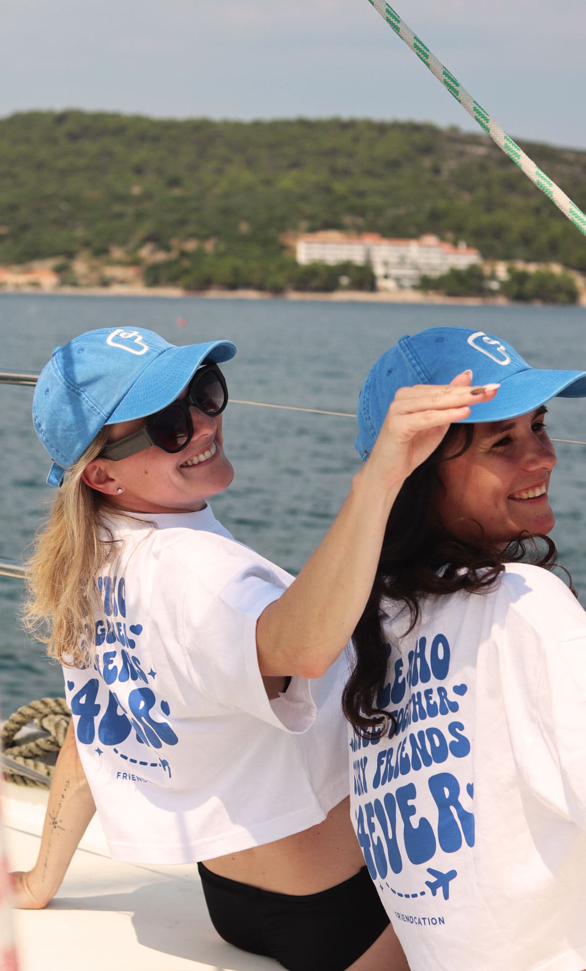 Två glada tjejer i träningskläder håller om varandra