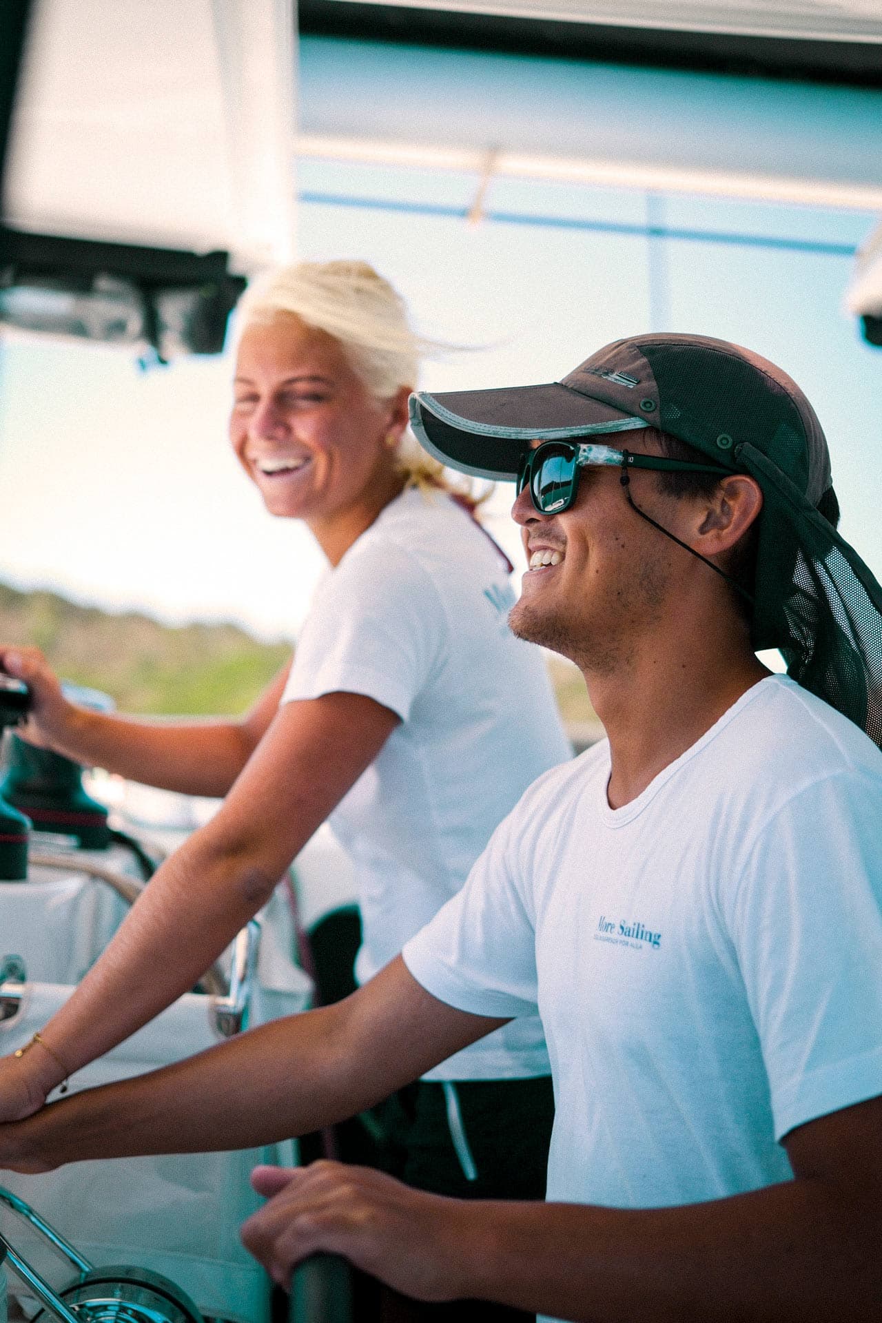 Skipper und Gastgeber lachen gemeinsam