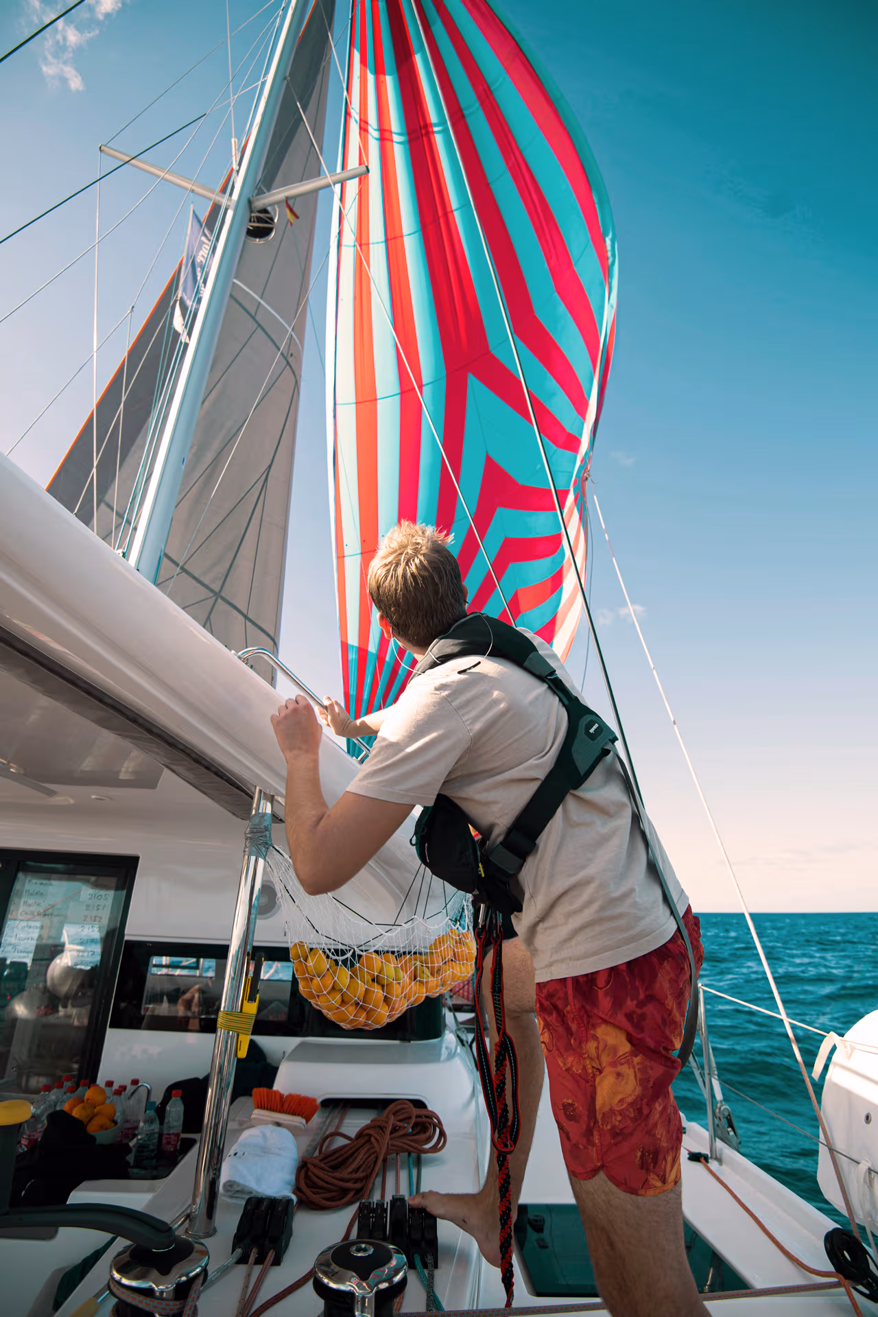 En kursdeltagare kontrollerar seglet