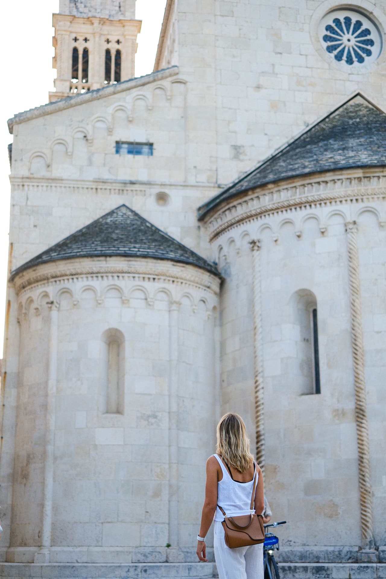 Gammal stor vit kyrka i Trogir