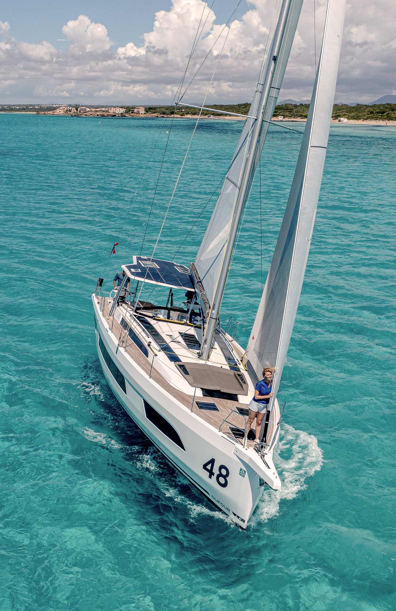 Eine Dufour 48 segelt in kristallklarem Wasser
