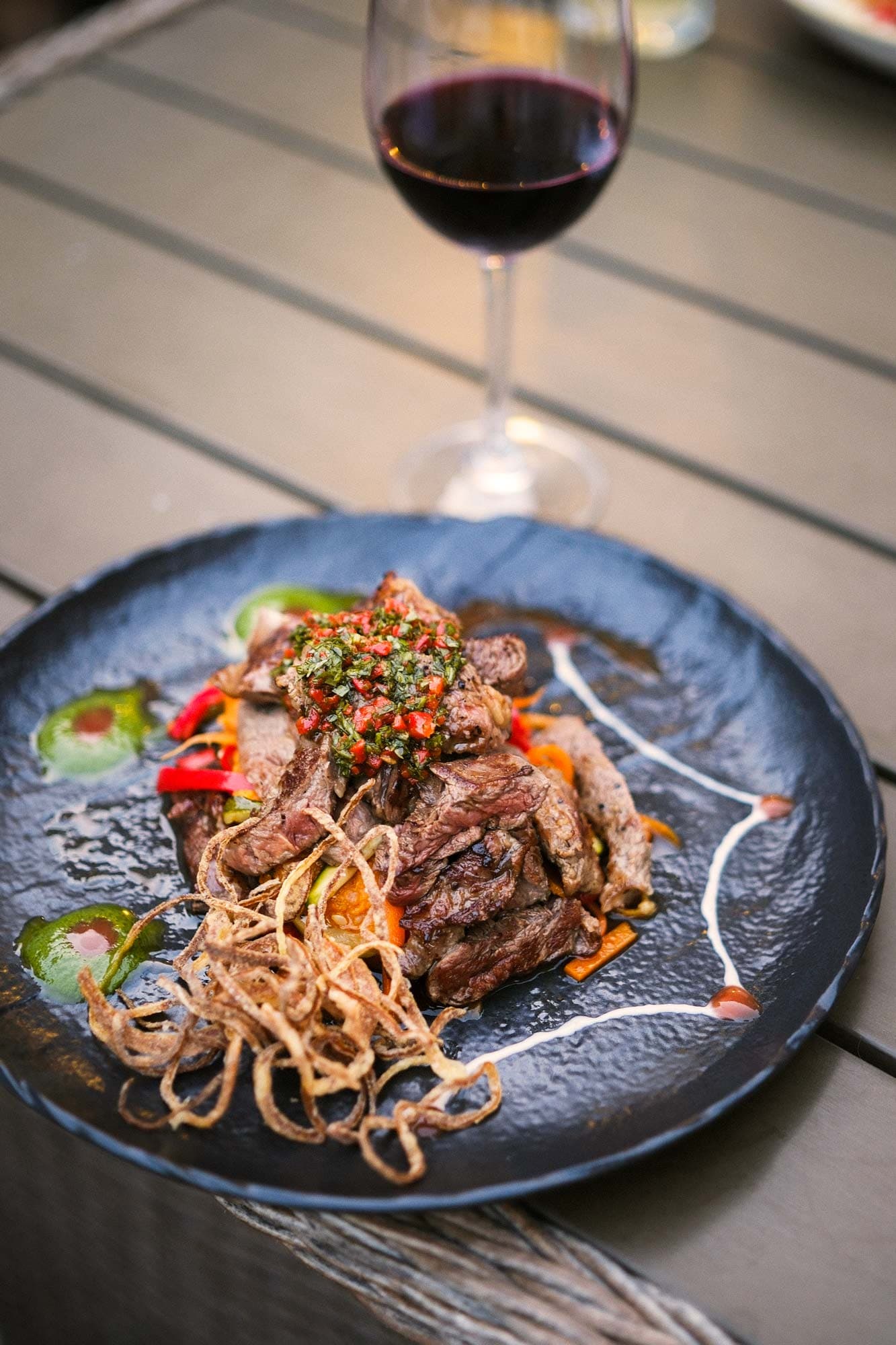 Leckeres lokales Essen und ein Glas Rotwein in einem Restaurant 
