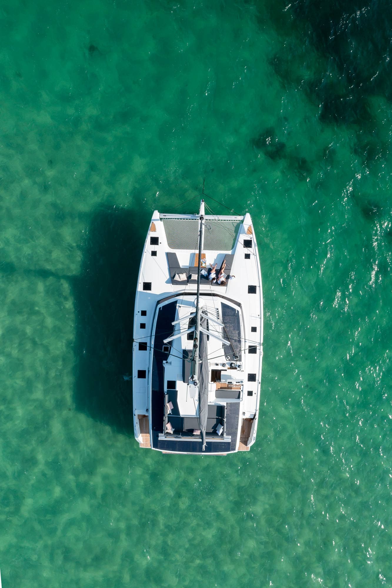 Utsidan av en Aura 51, ligger över en kristallklart grönt vatten