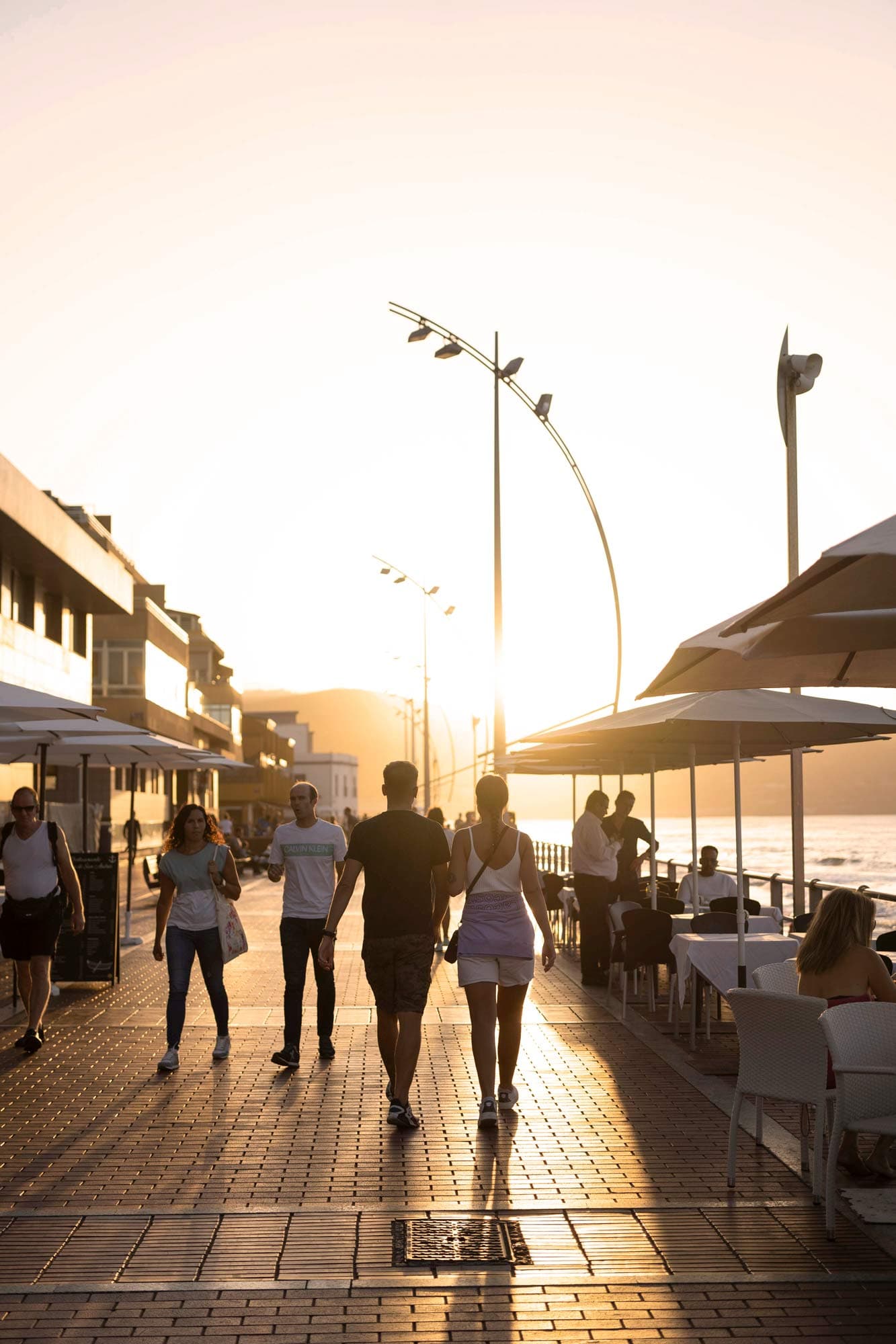 Menschen, die in Gran Canaria am Kai entlang gehen