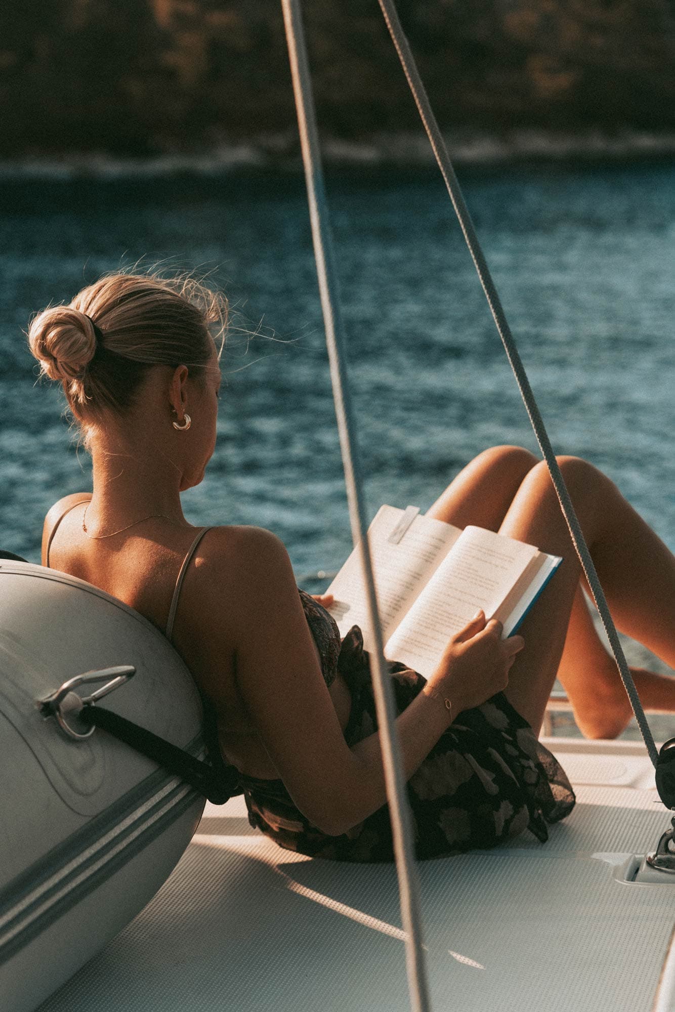 Eine junge Frau, die auf dem Vordeck ein Buch liest