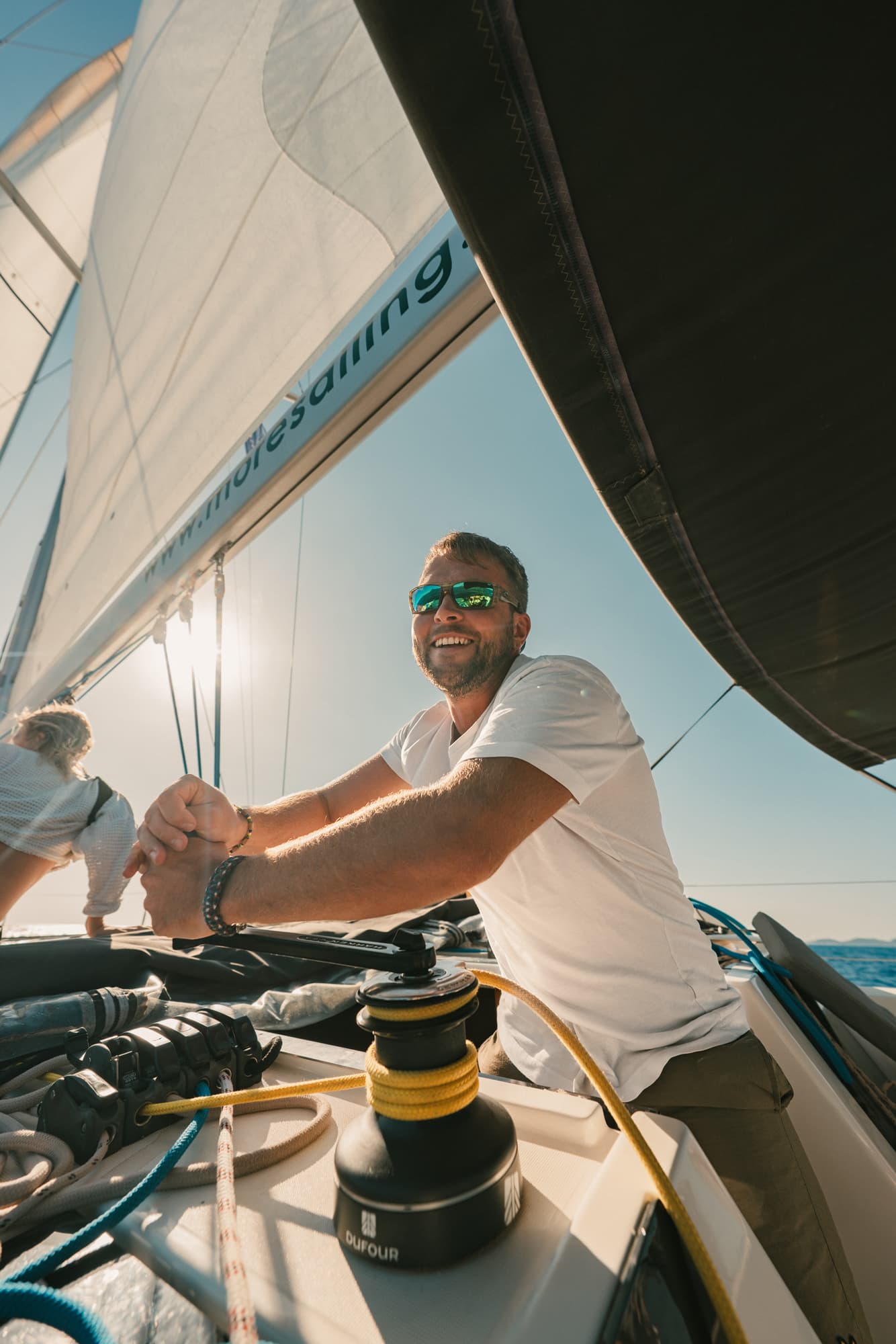En frukosttallrik med en croissant, ägg, ost och frukter