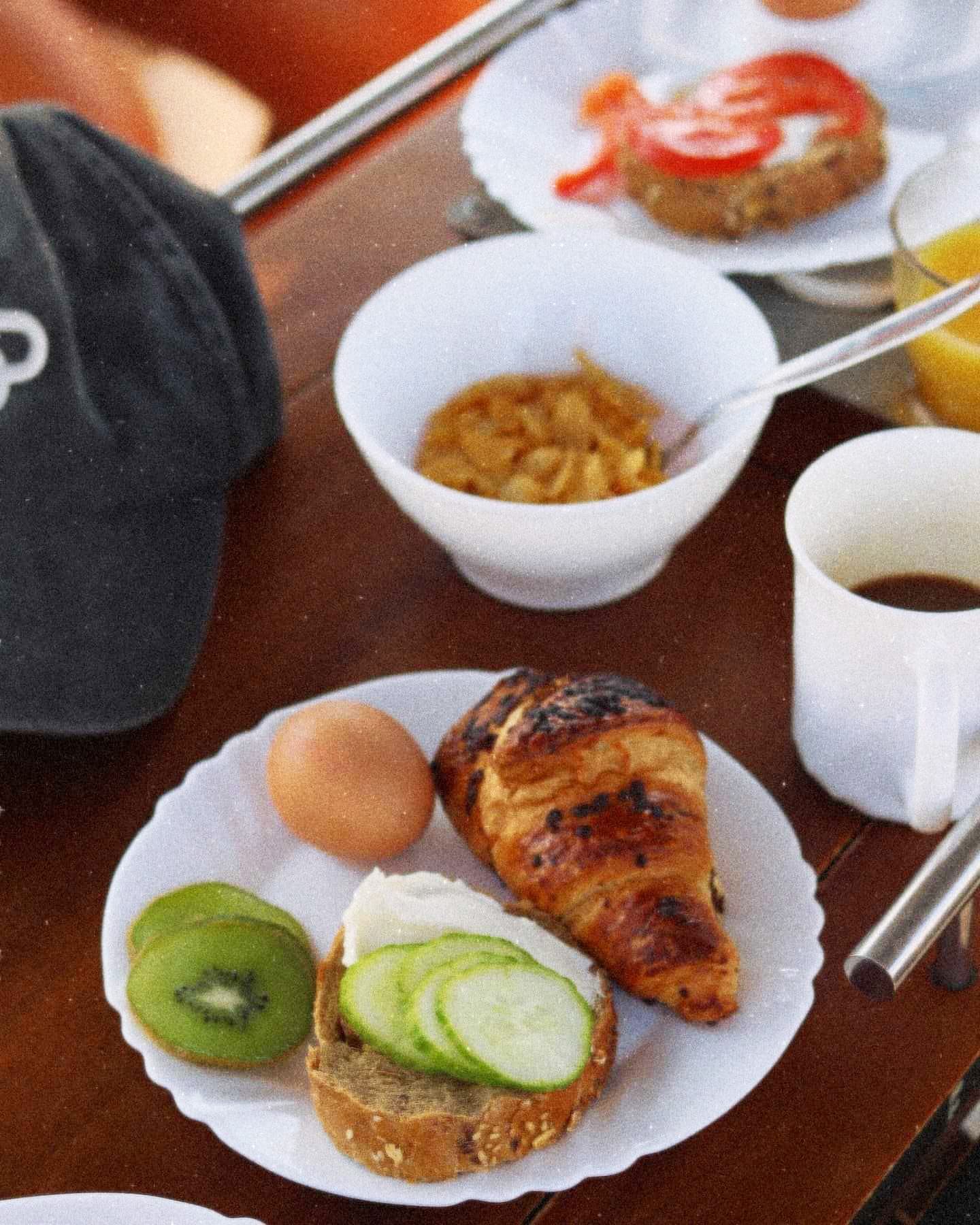 Tallrik med macka, ägg, kiwi och croissant. 