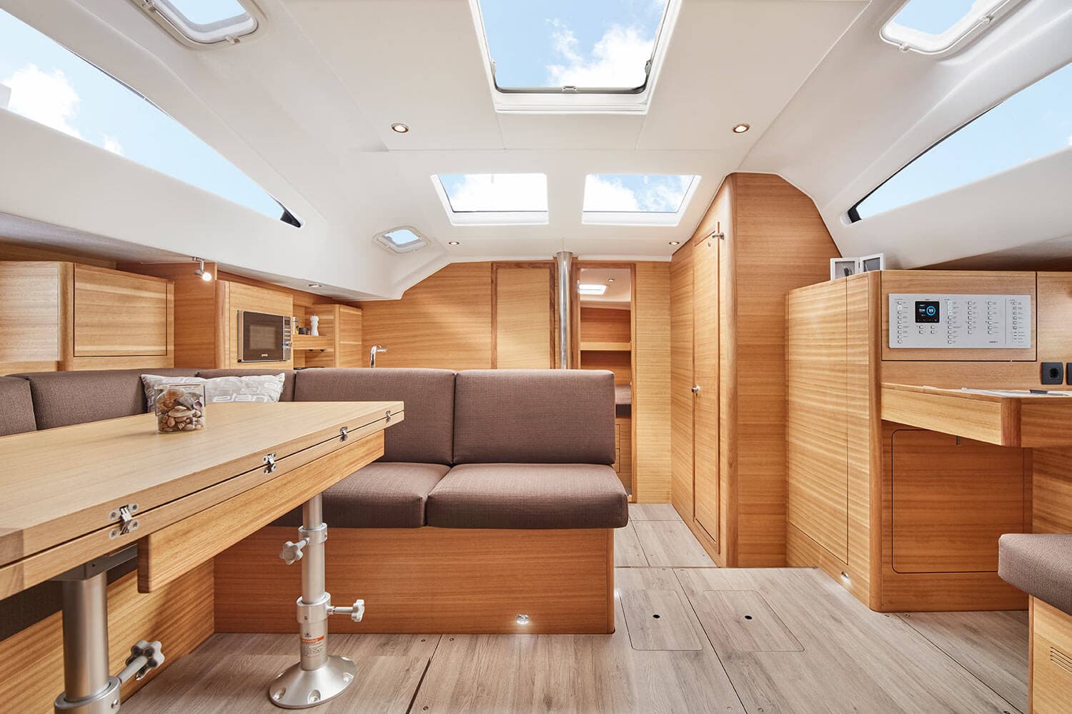 Stor salong inne i en Elan 50.1. Interiör är trä färgat.