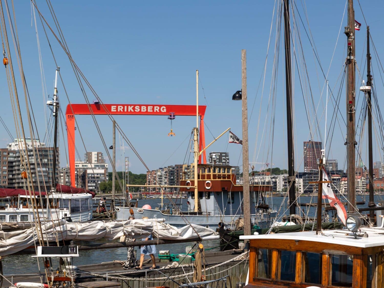 Gäster, en kvinna och man tittar ut över havet