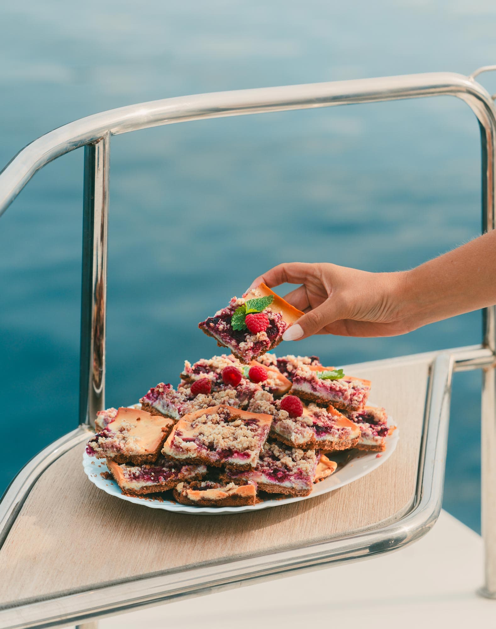 Himbeerkuchen auf einem Teller mit frischen Himbeeren und Minze