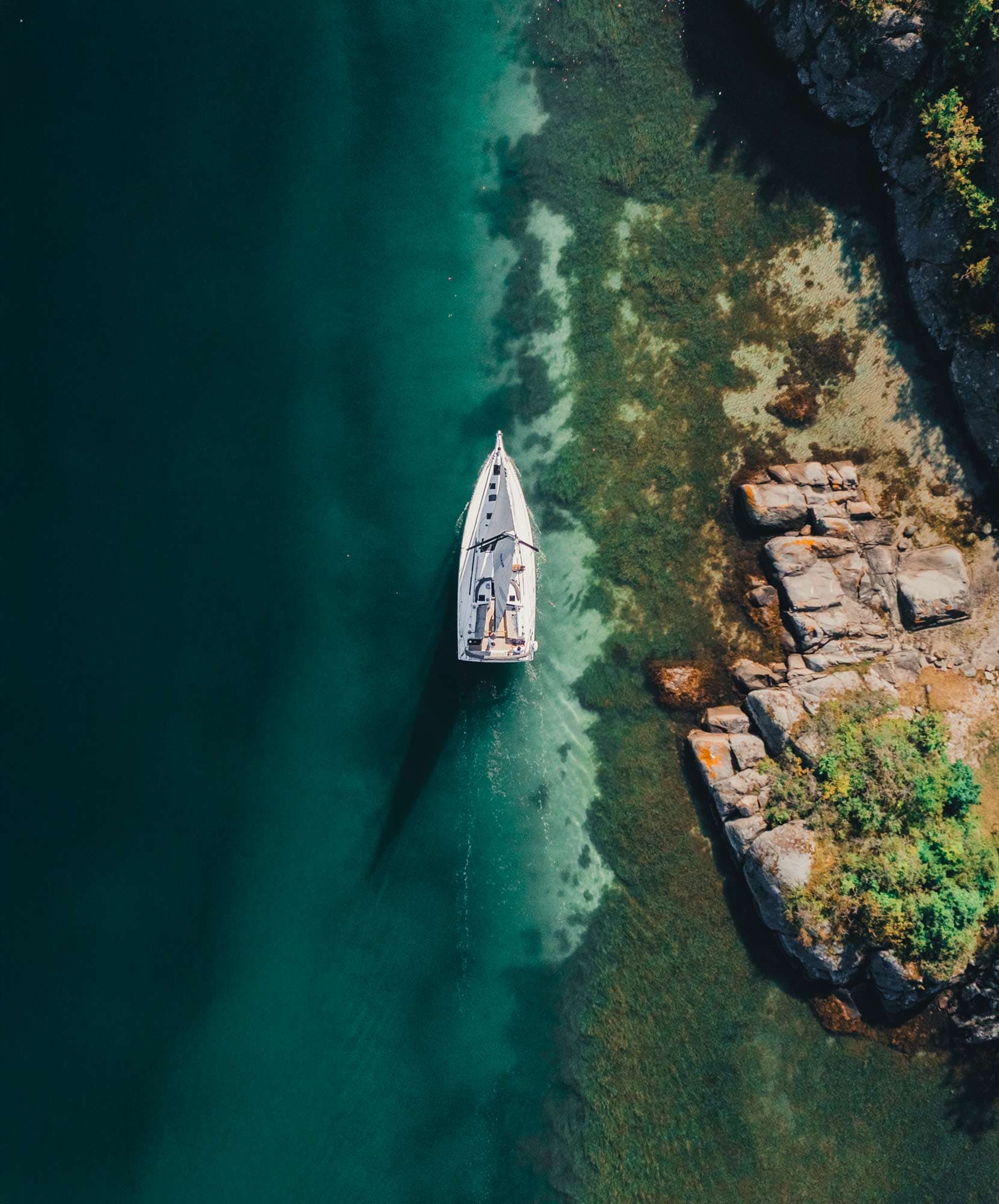 En segelbåt seglar längst med kusten