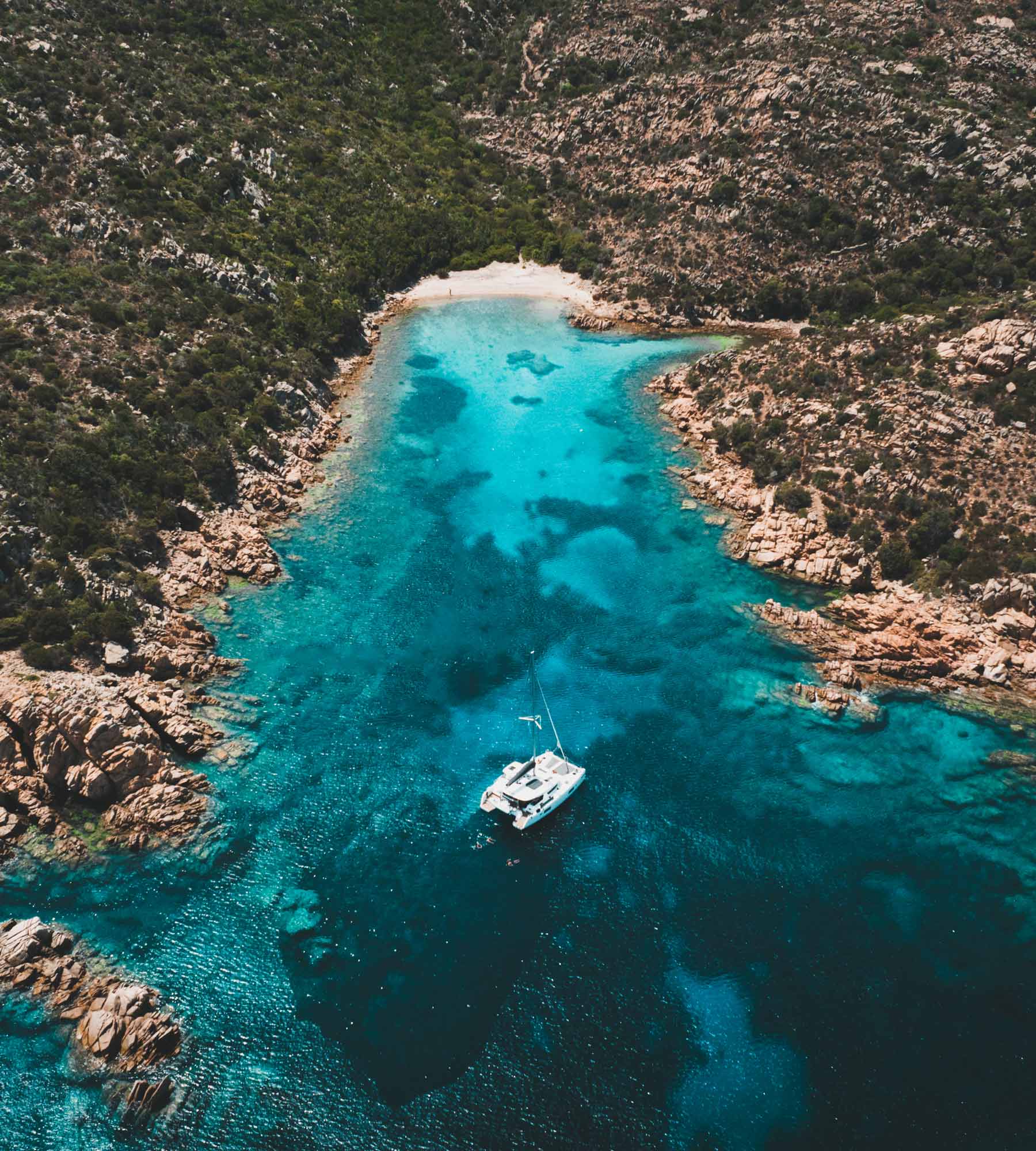 Einsamer Katamaran vor Anker in einer wunderschönen Badebucht