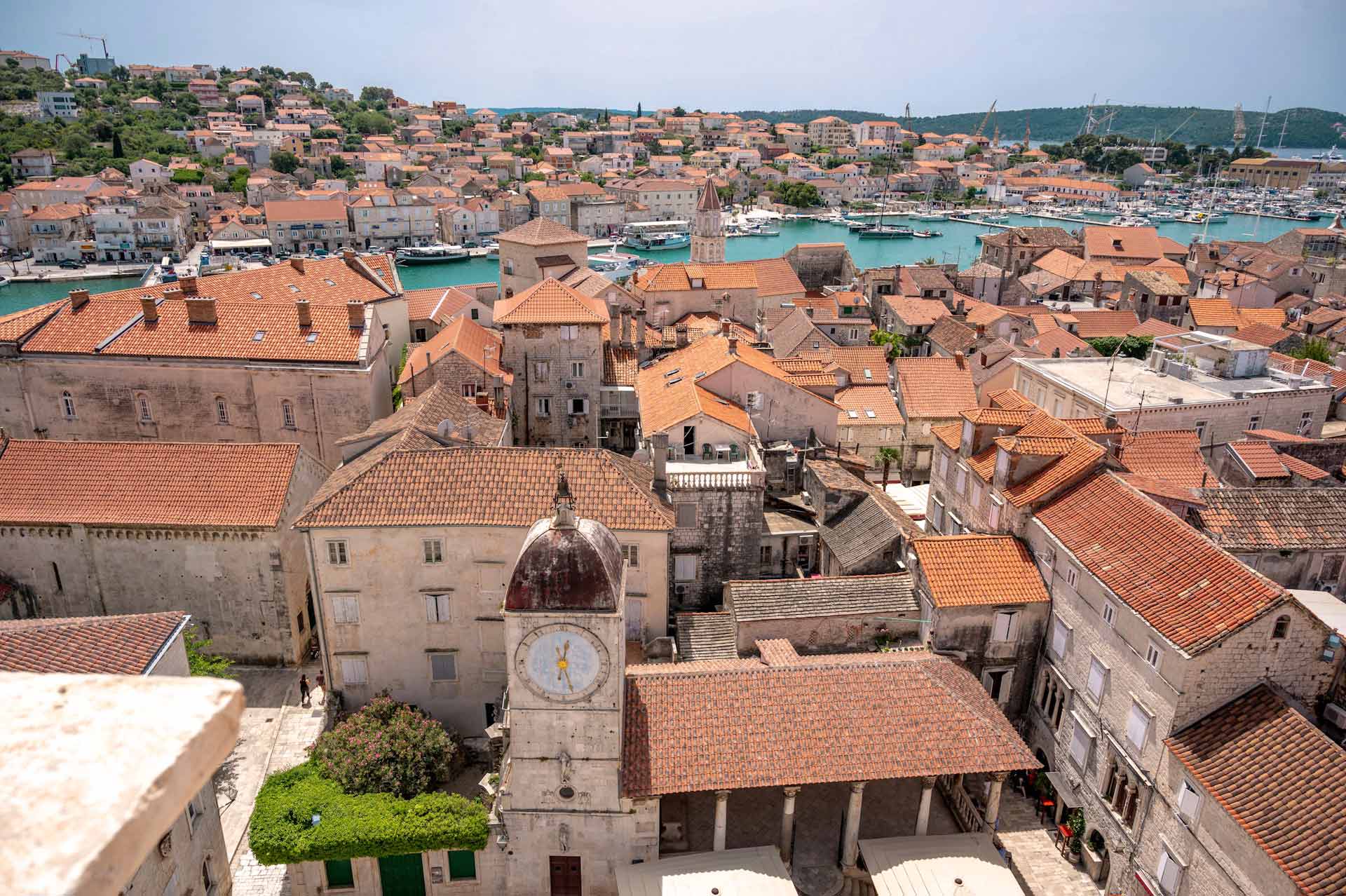 Trogir stad fullt av stenhus med orange tak