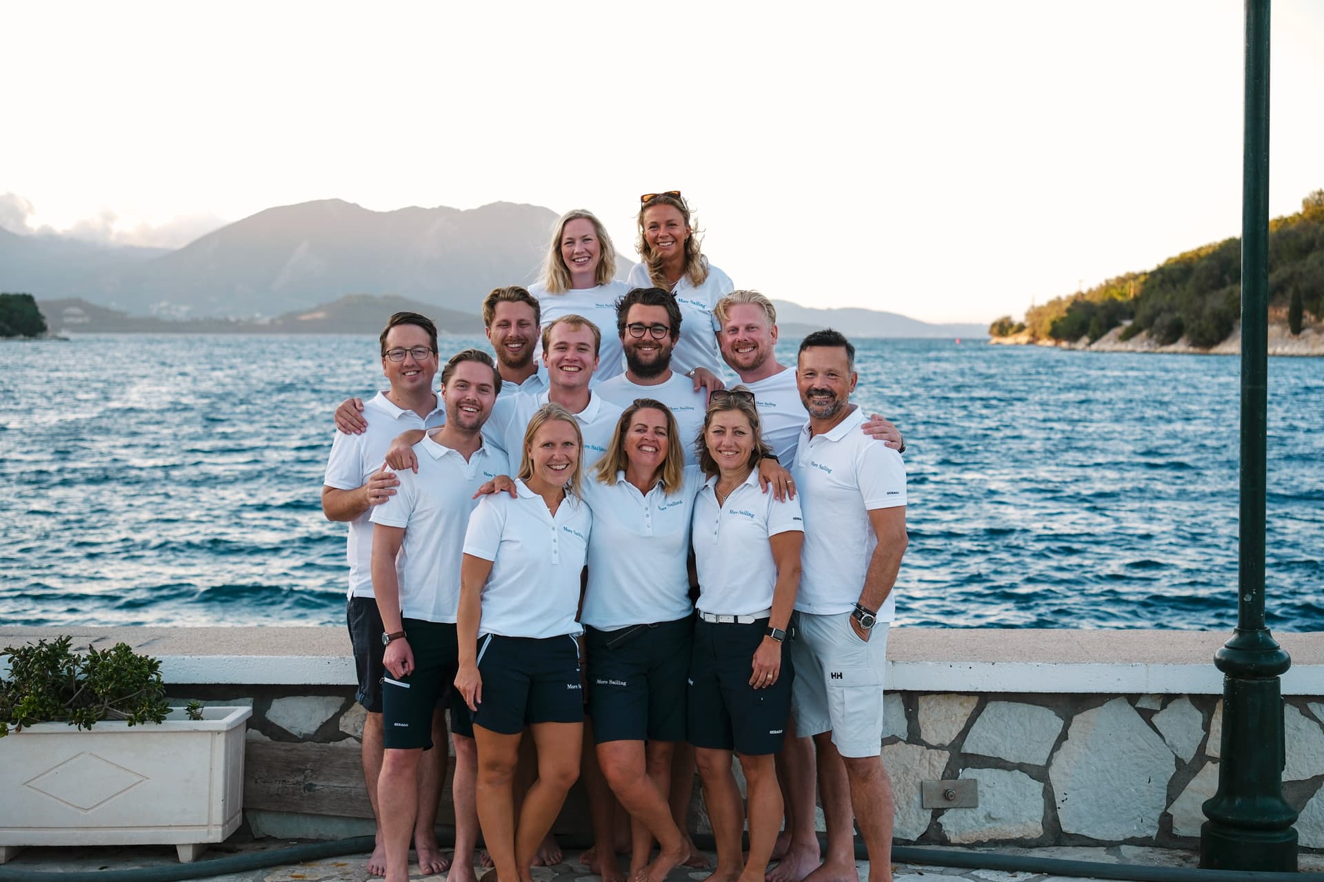 Das Segelteam von More Sailing aus Schweden steht in einer Gruppe zusammen