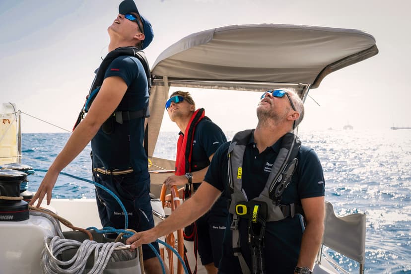 Segelkurs, bei dem die Gäste lernen, wie man segelt