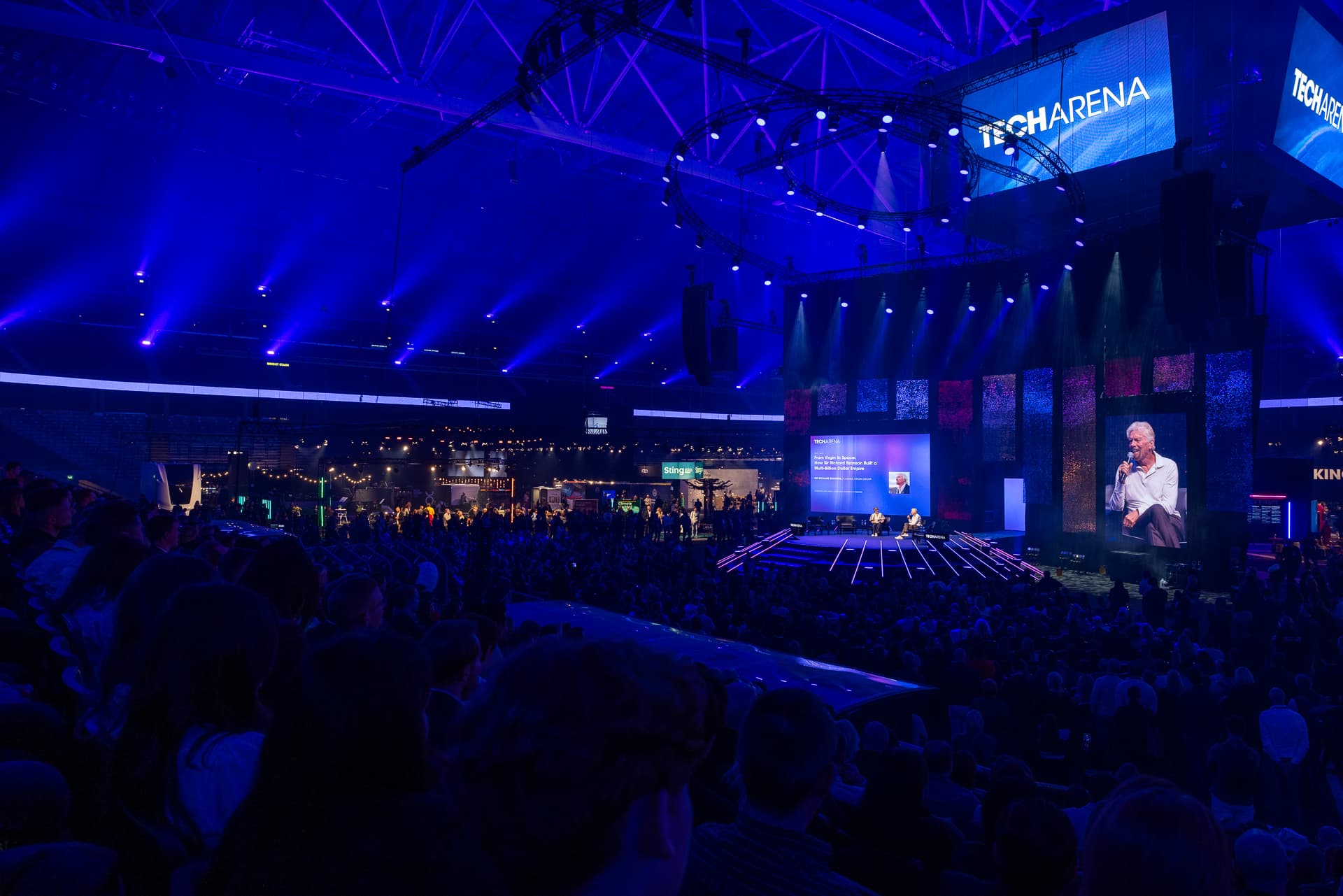 Gäster, en kvinna och man tittar ut över havet