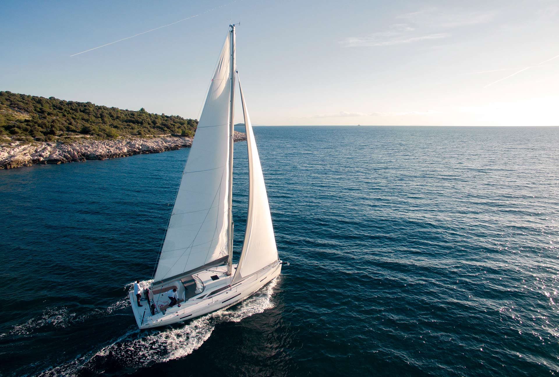 Enskrovs segelbåt seglandes i bra fart fram i havet