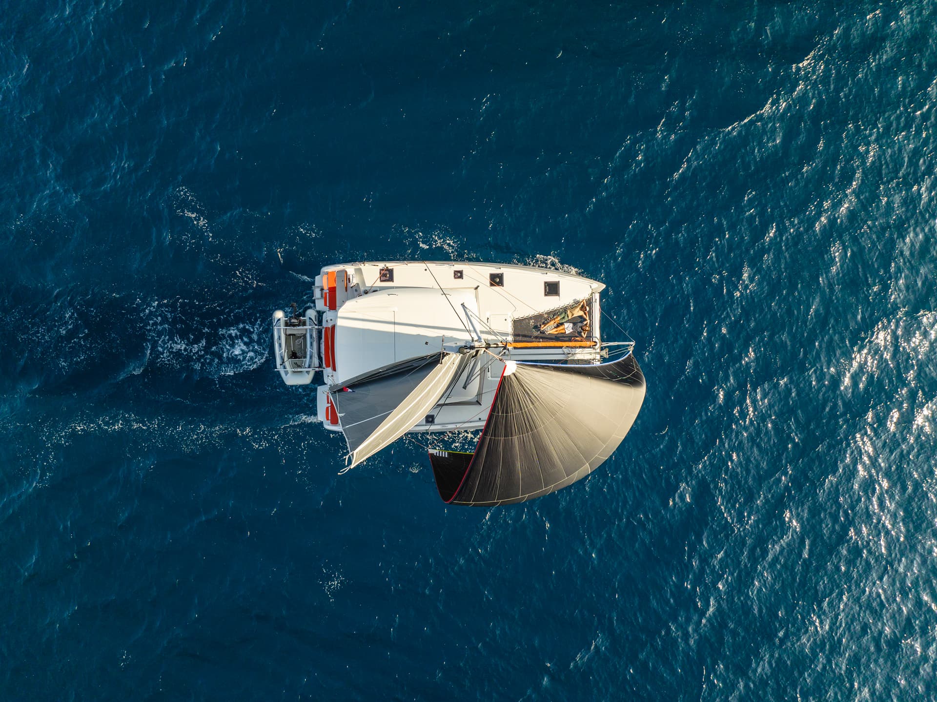 Ein segelnder Katamaran