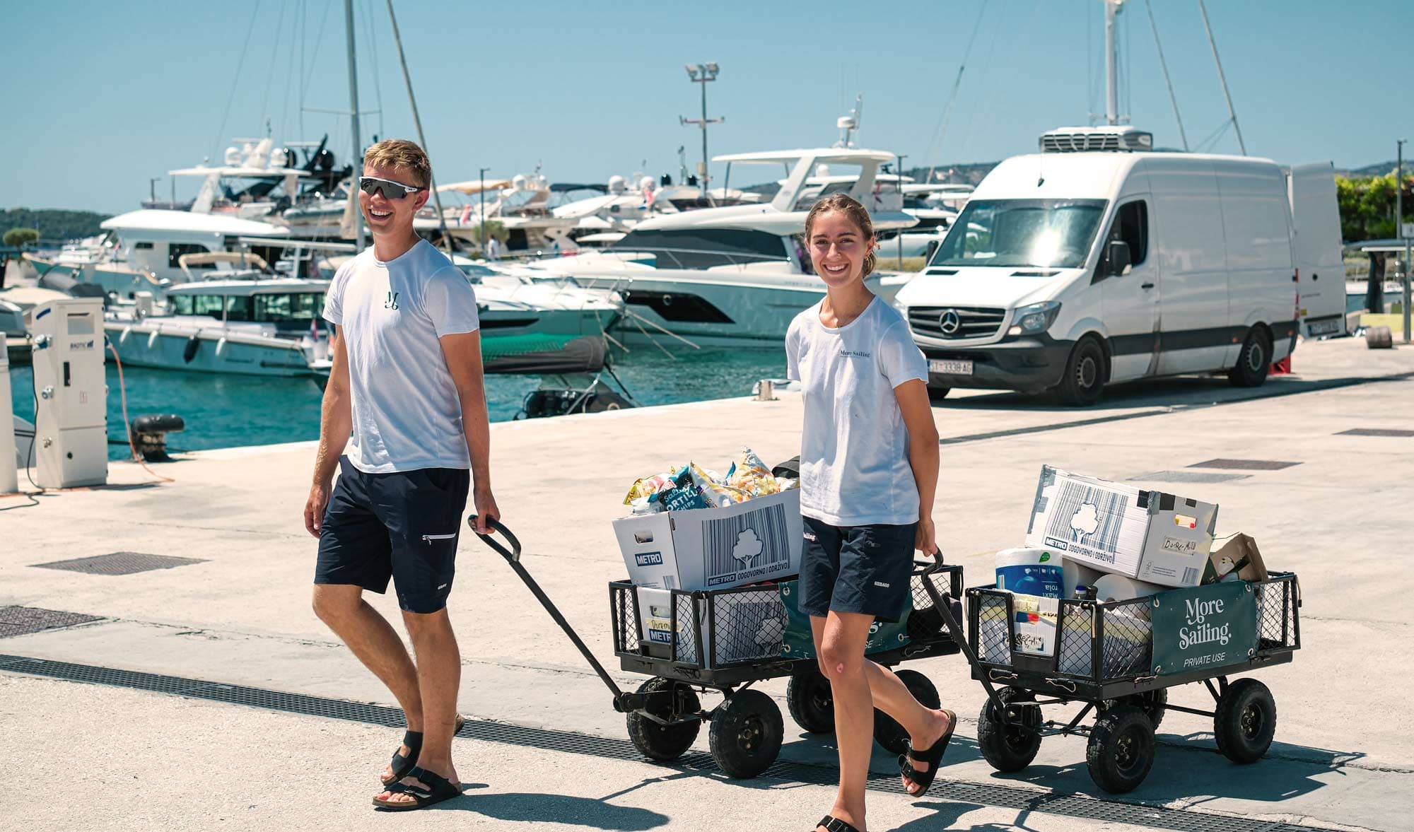 To av More Sailings medarbeidere går med vogner fylt med mat