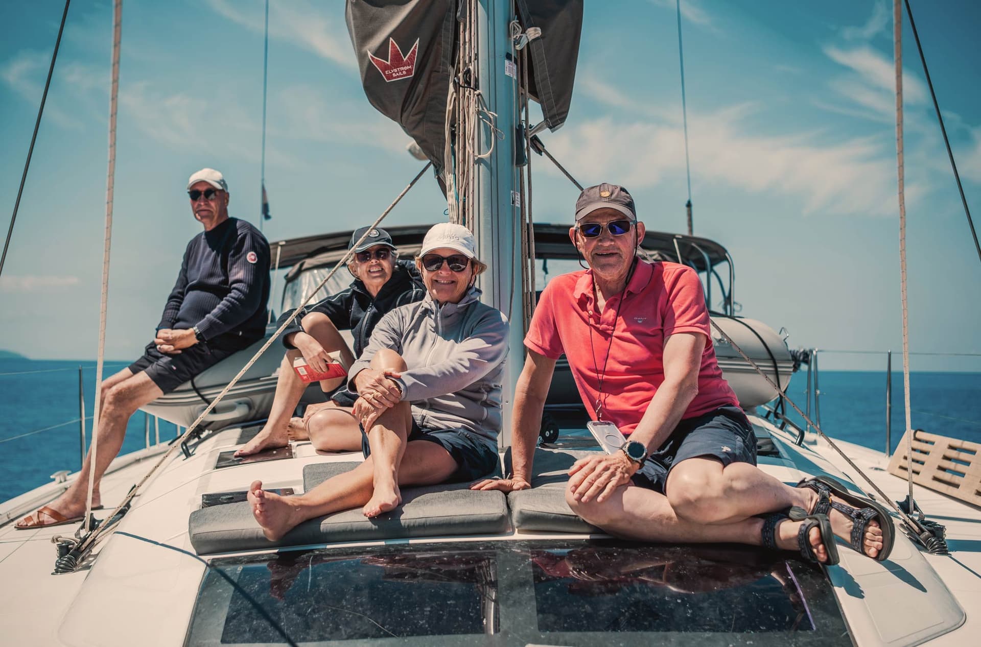 Drei Senioren sitzen auf dem Vordeck und haben Spaß