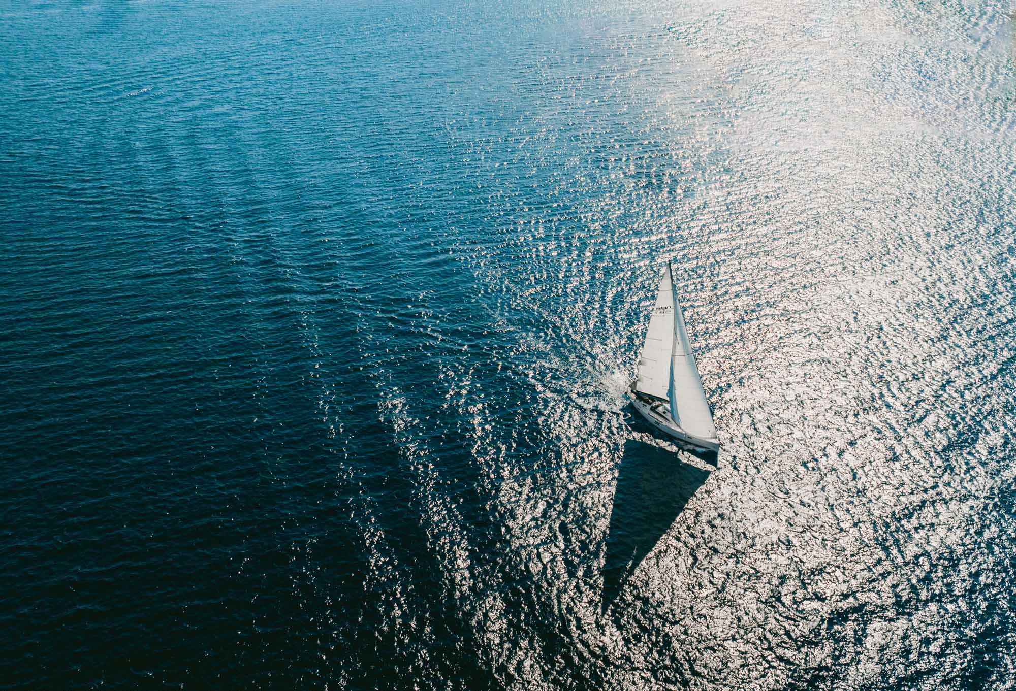 Segelboot, das über das offene Meer segelt