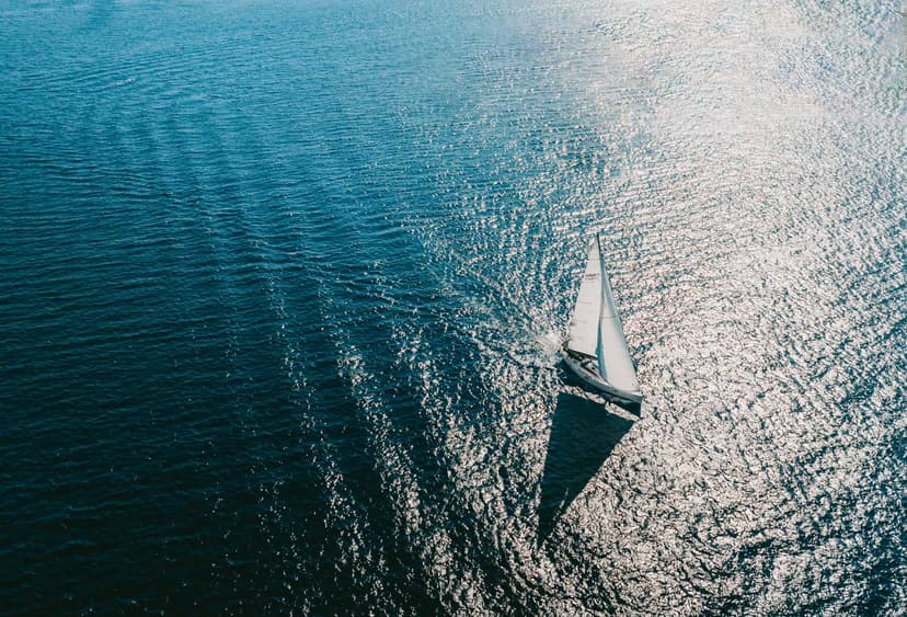 Segelyacht auf offenem Meer