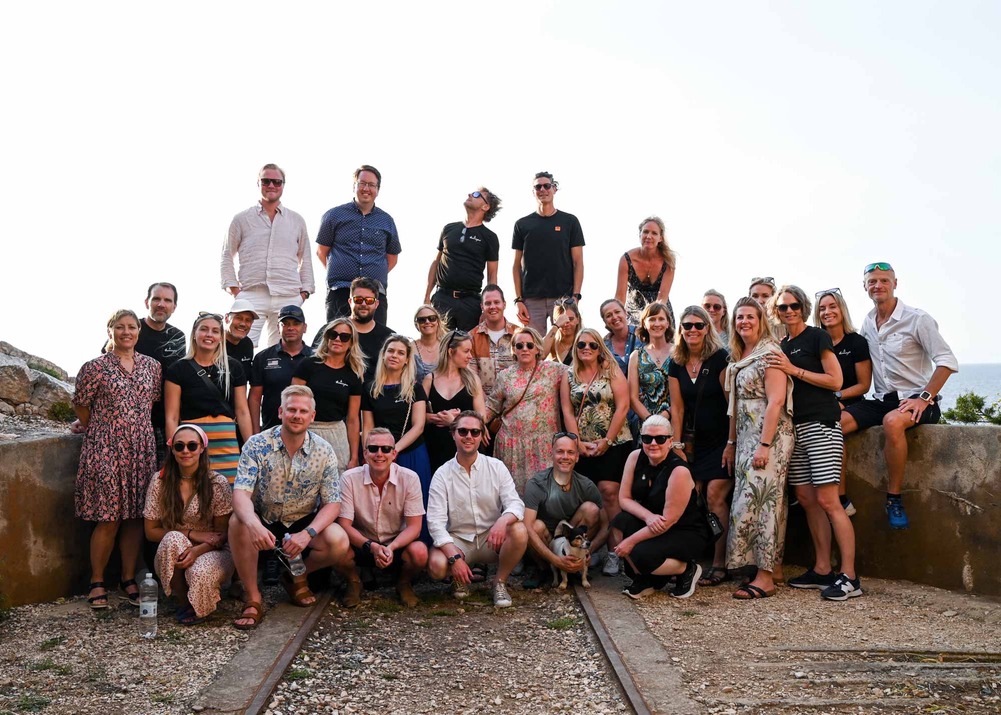Das gesamte Konferenzteam für ein Gruppenfoto versammelt