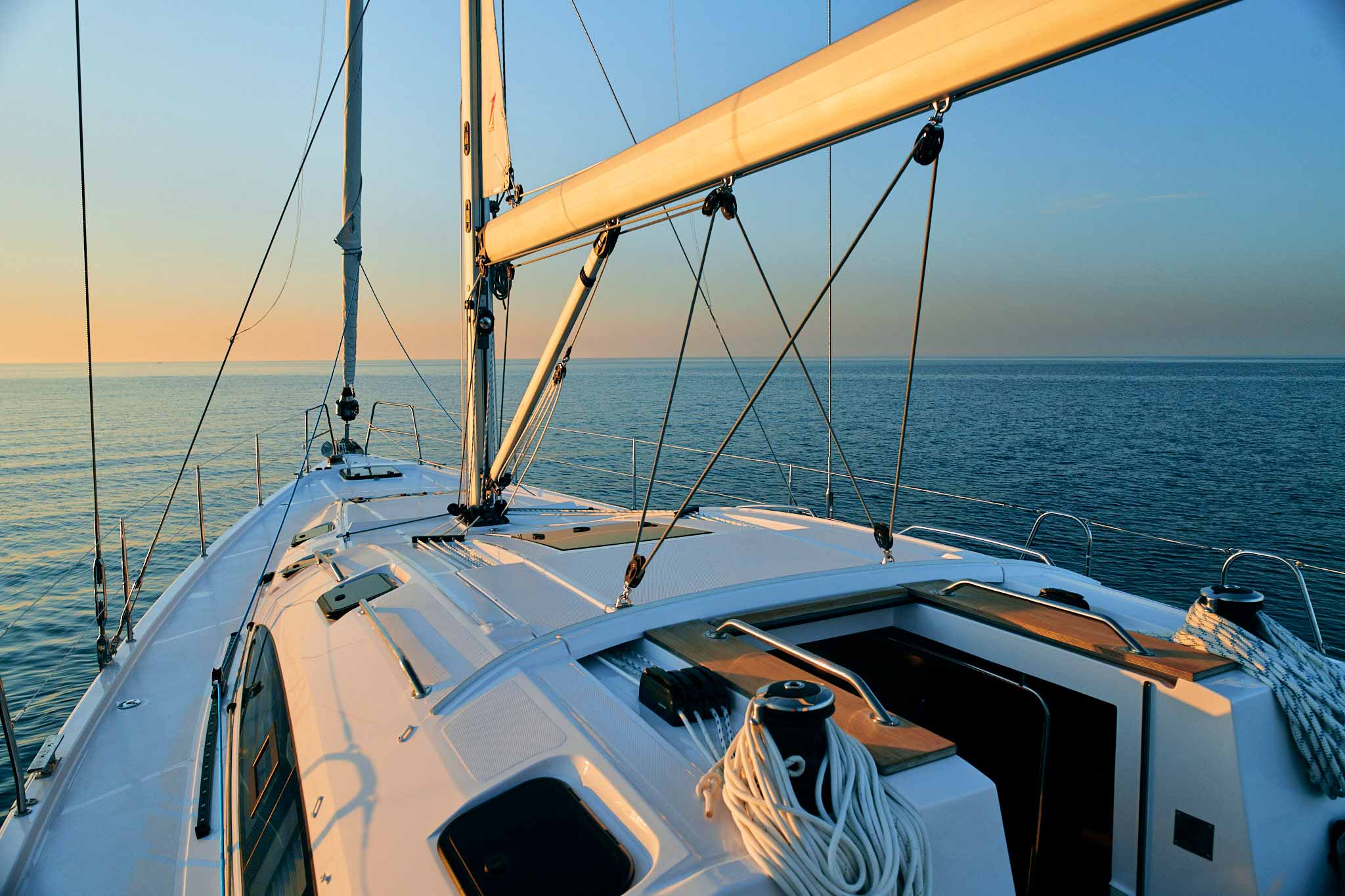 Skeppare och värd sitter och skrattar vid rodret