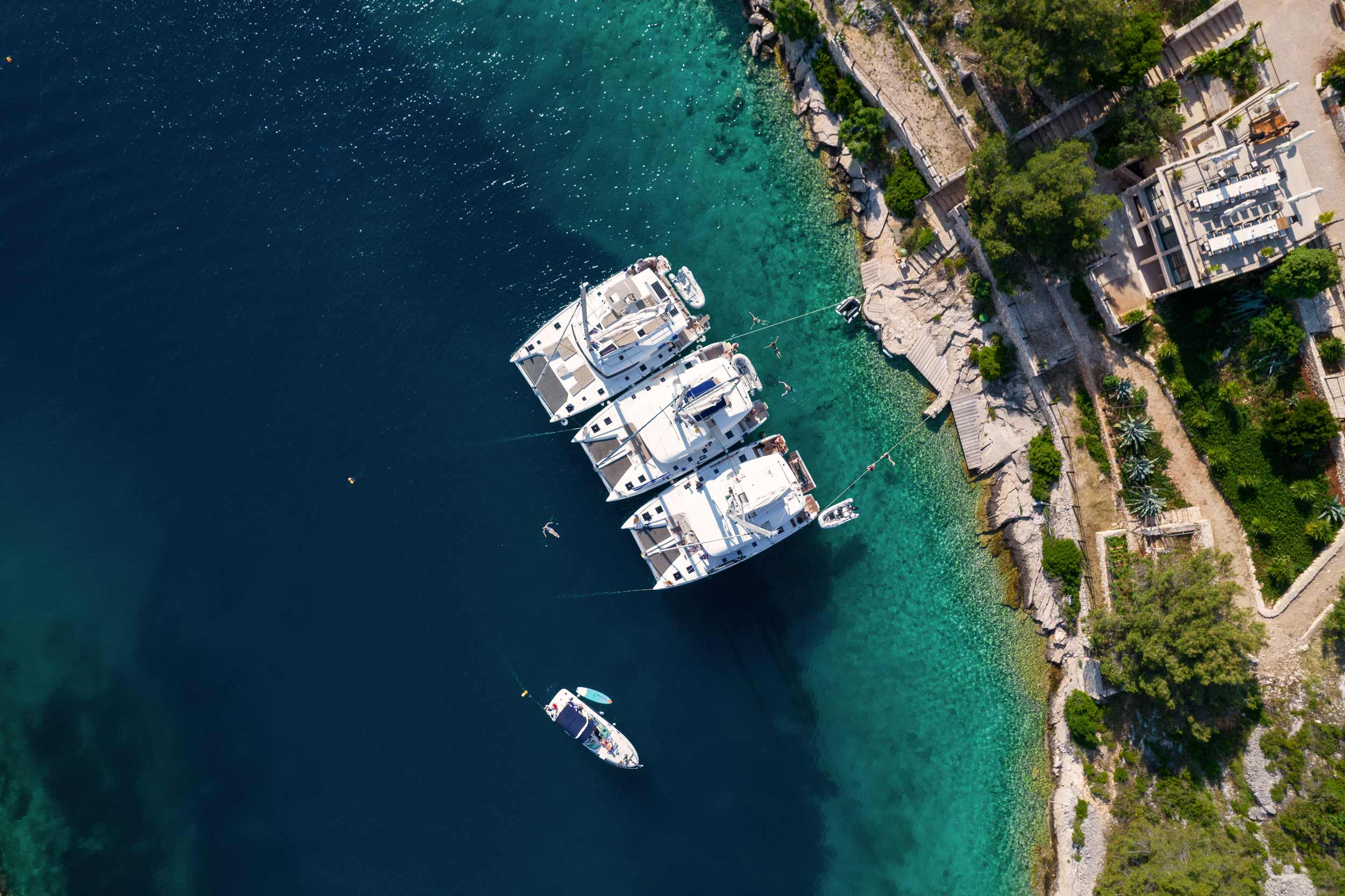 Eine Konferenzreise mit drei nebeneinander liegenden Katamaranen